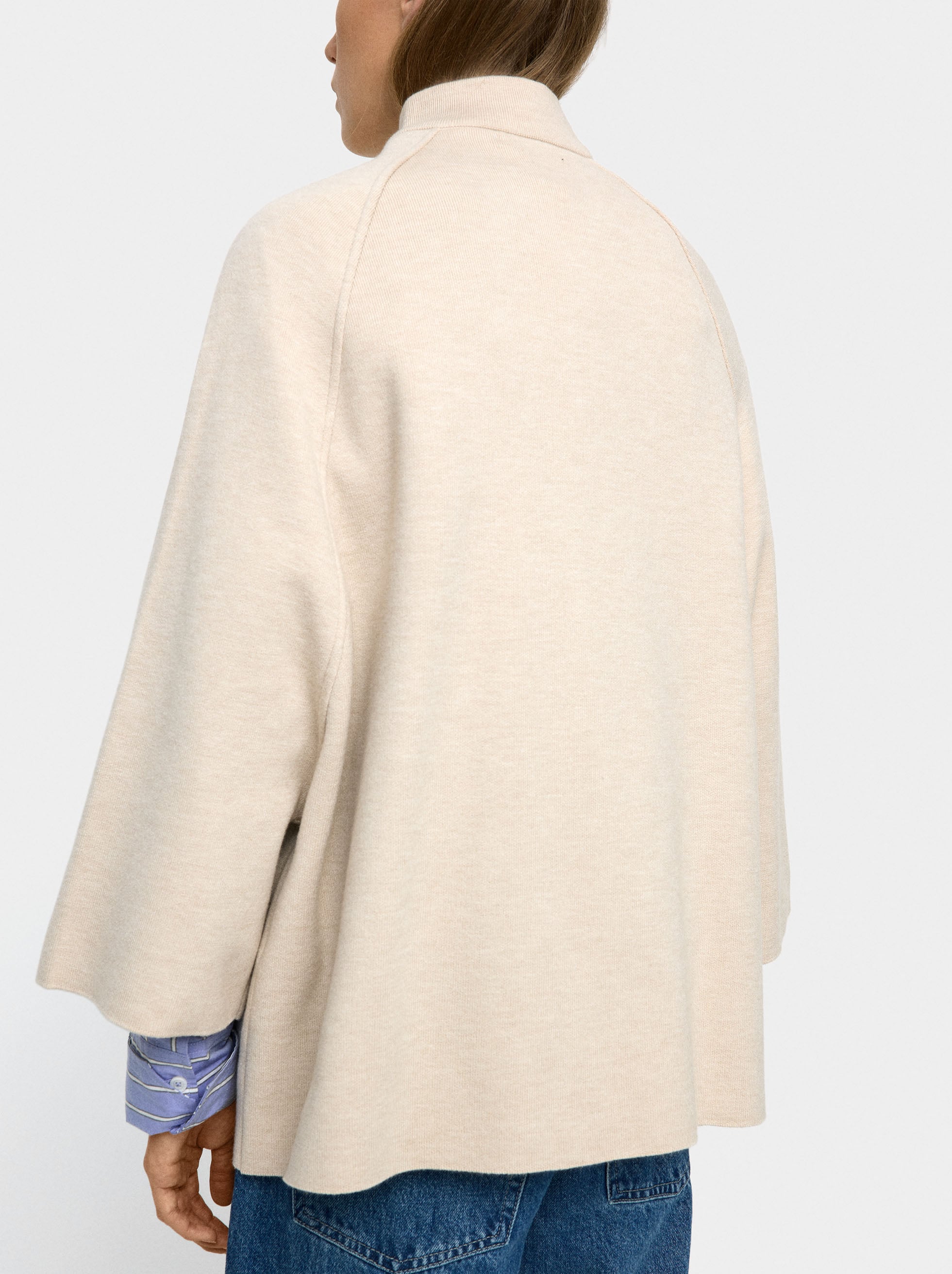 Poncho De Punto Con Cuello Alto