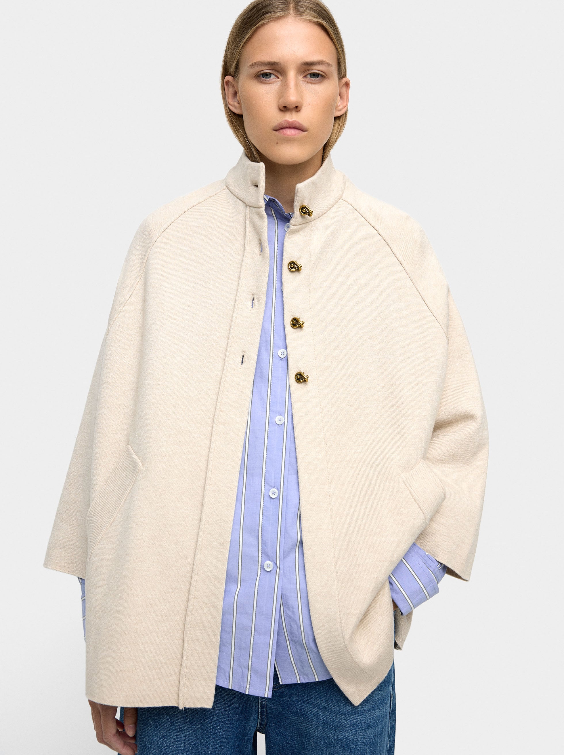 Poncho De Punto Con Cuello Alto