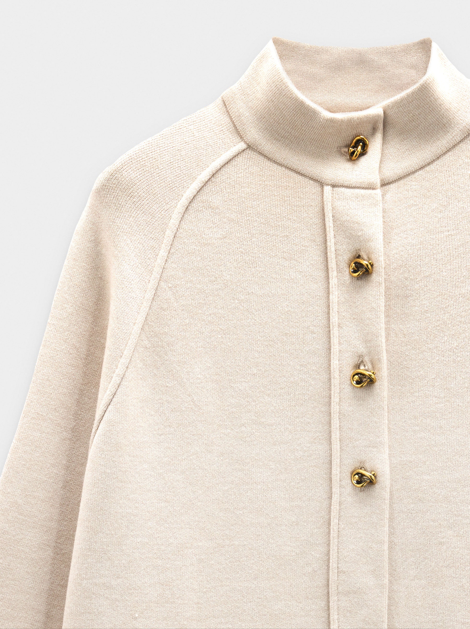 Poncho De Punto Con Cuello Alto