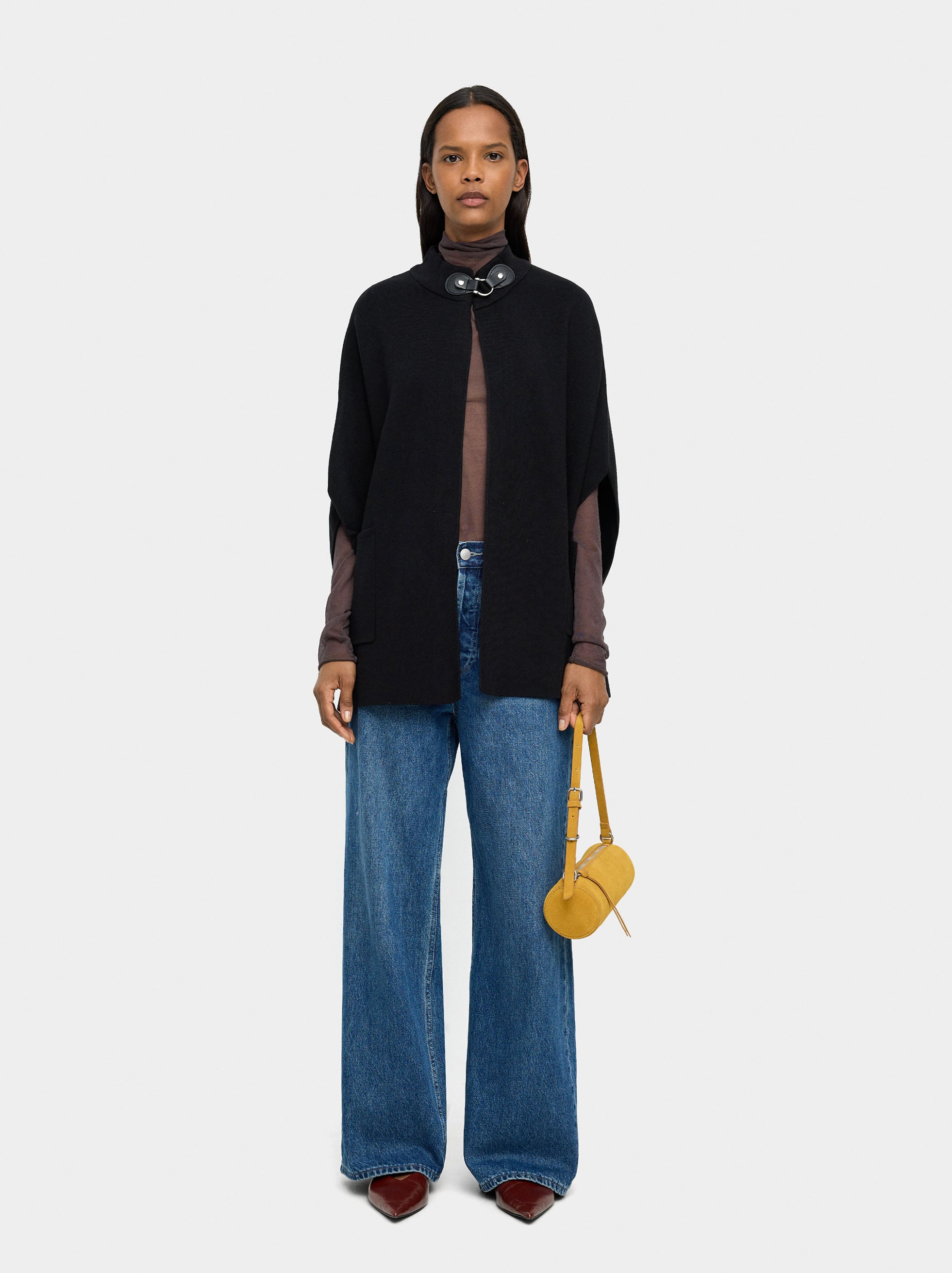 Poncho De Punto Con Cuello Alto