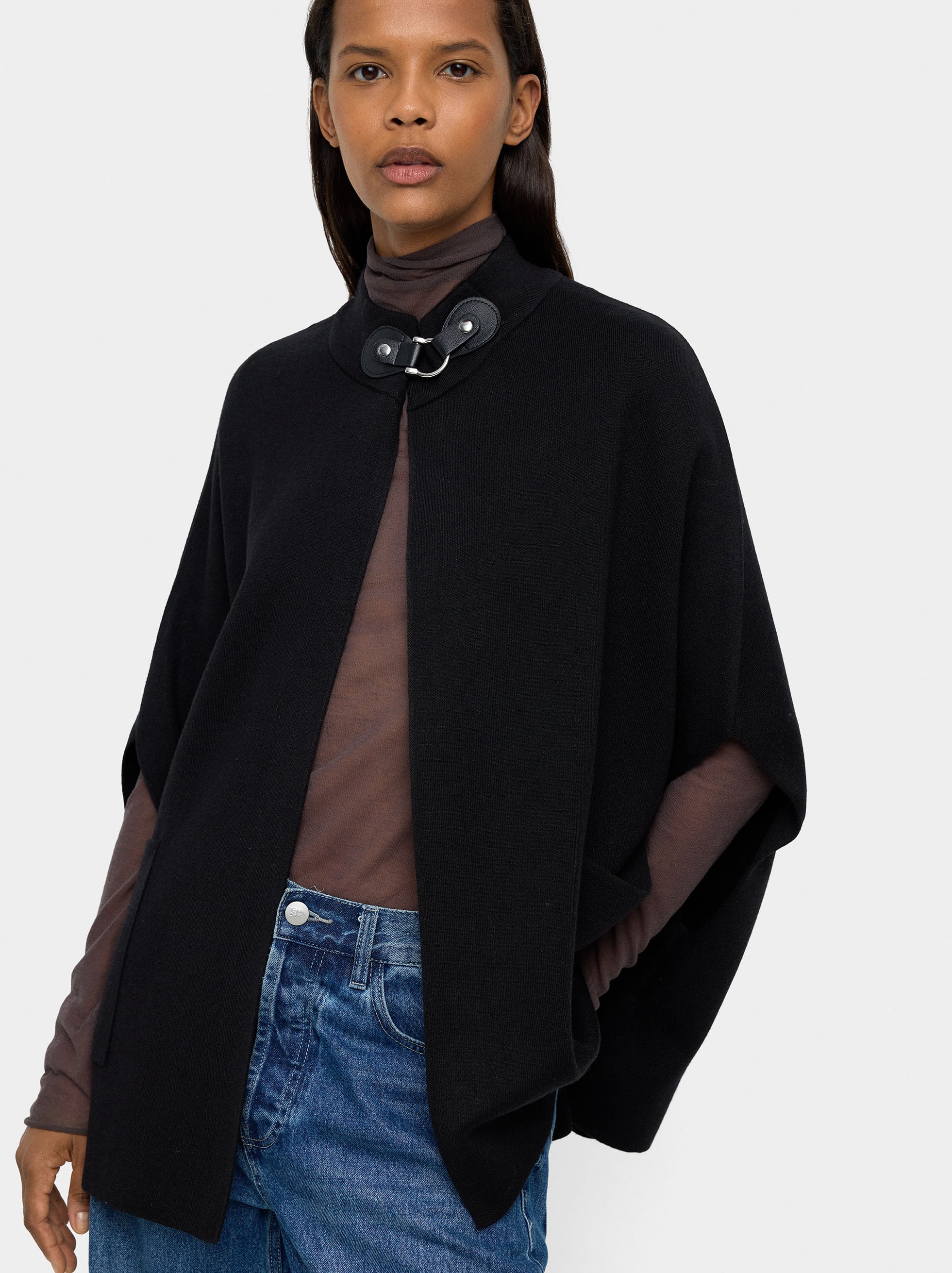 Poncho De Punto Con Cuello Alto