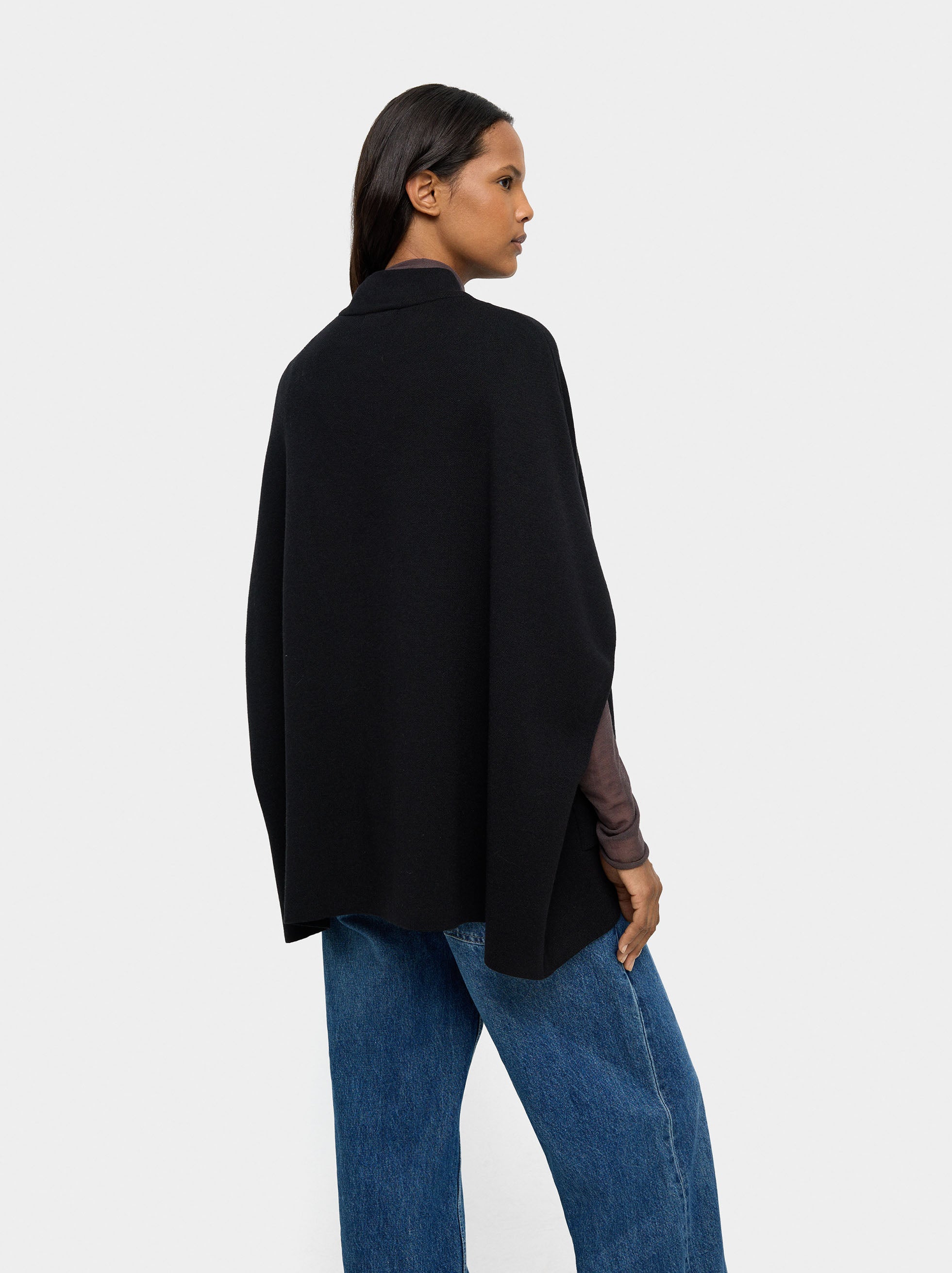 Poncho De Punto Con Cuello Alto