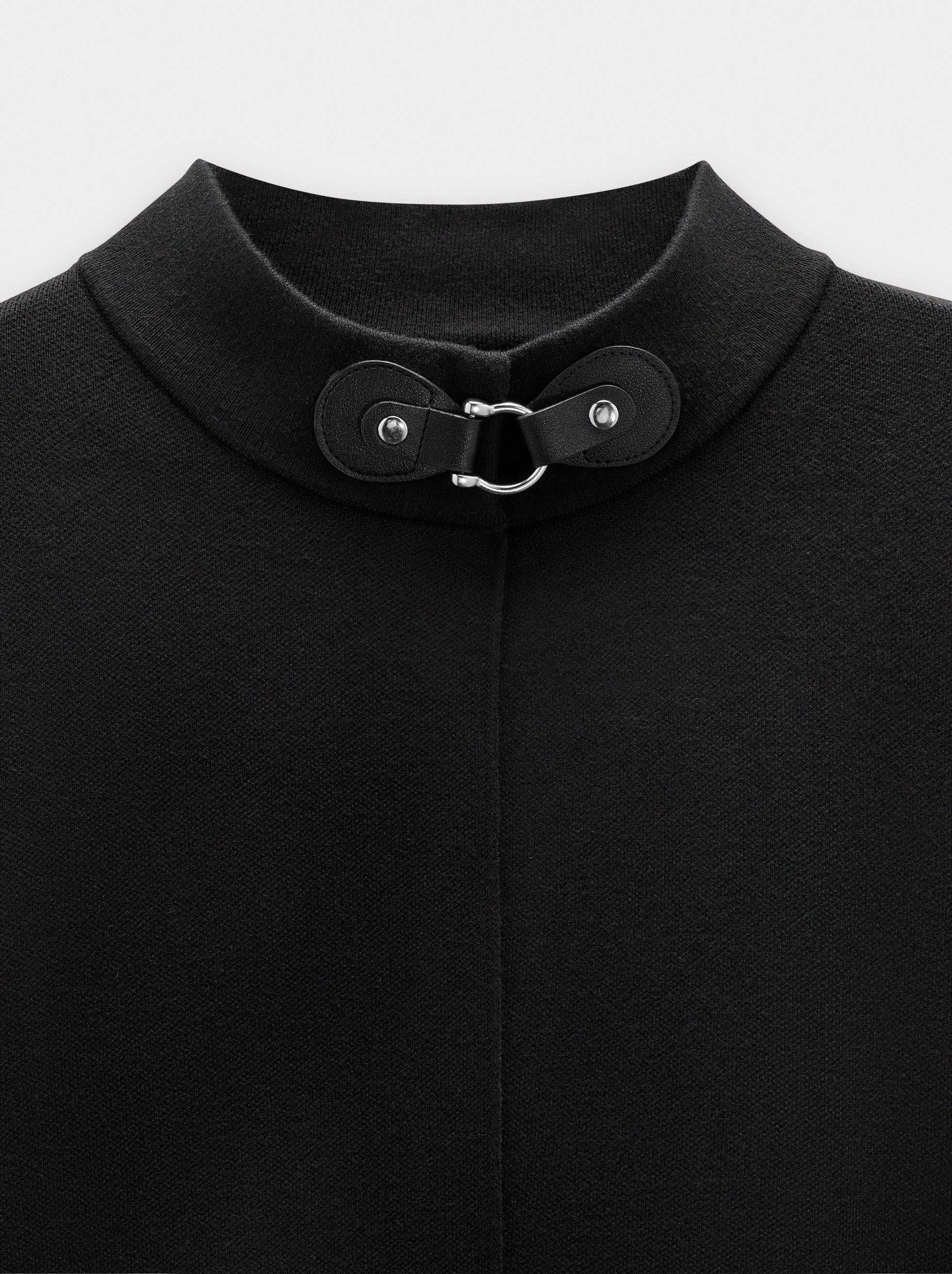 Poncho De Punto Con Cuello Alto