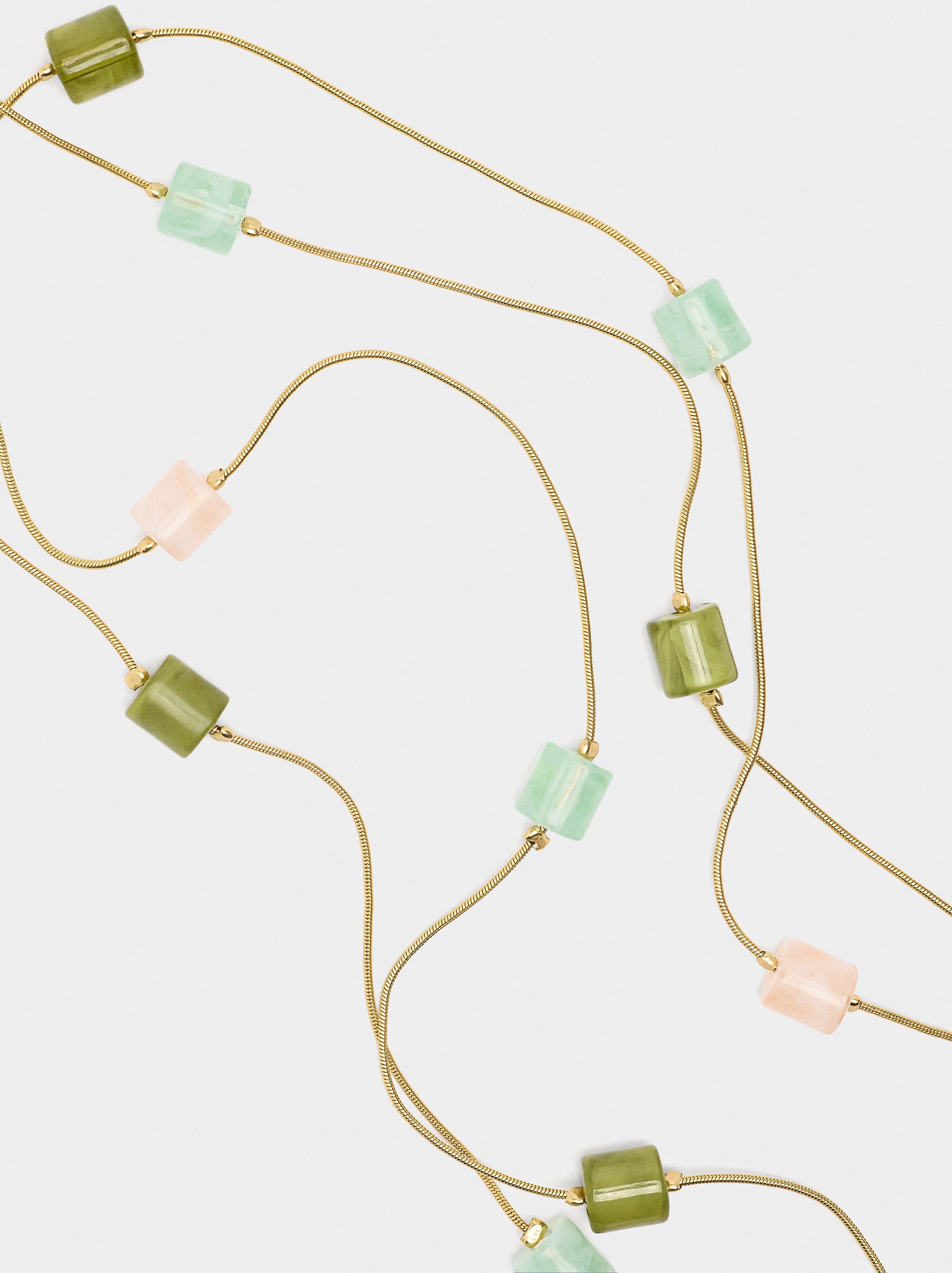 Collar Con Detalles De Resina