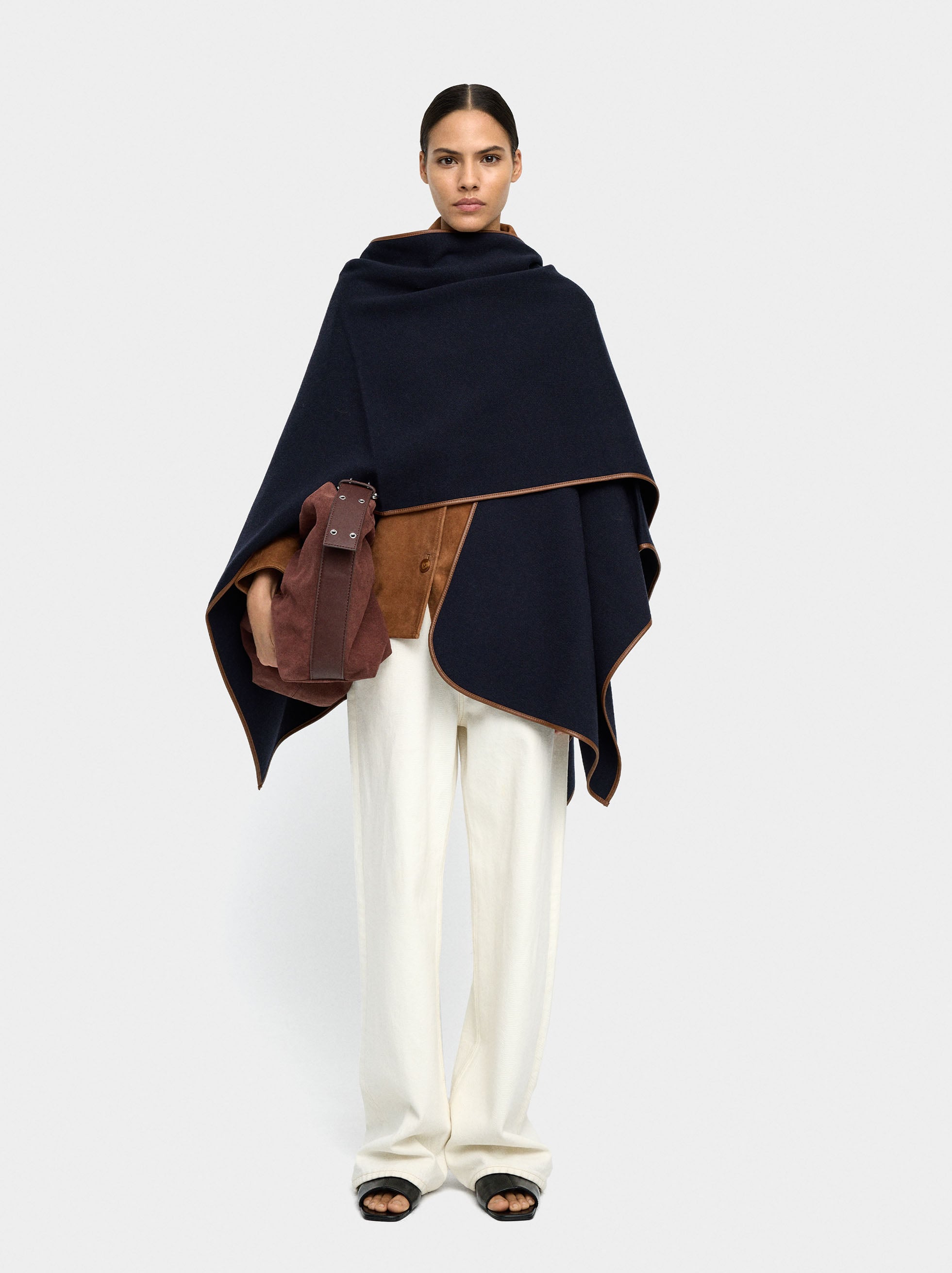 Poncho De Punto Con Detalle De Costura