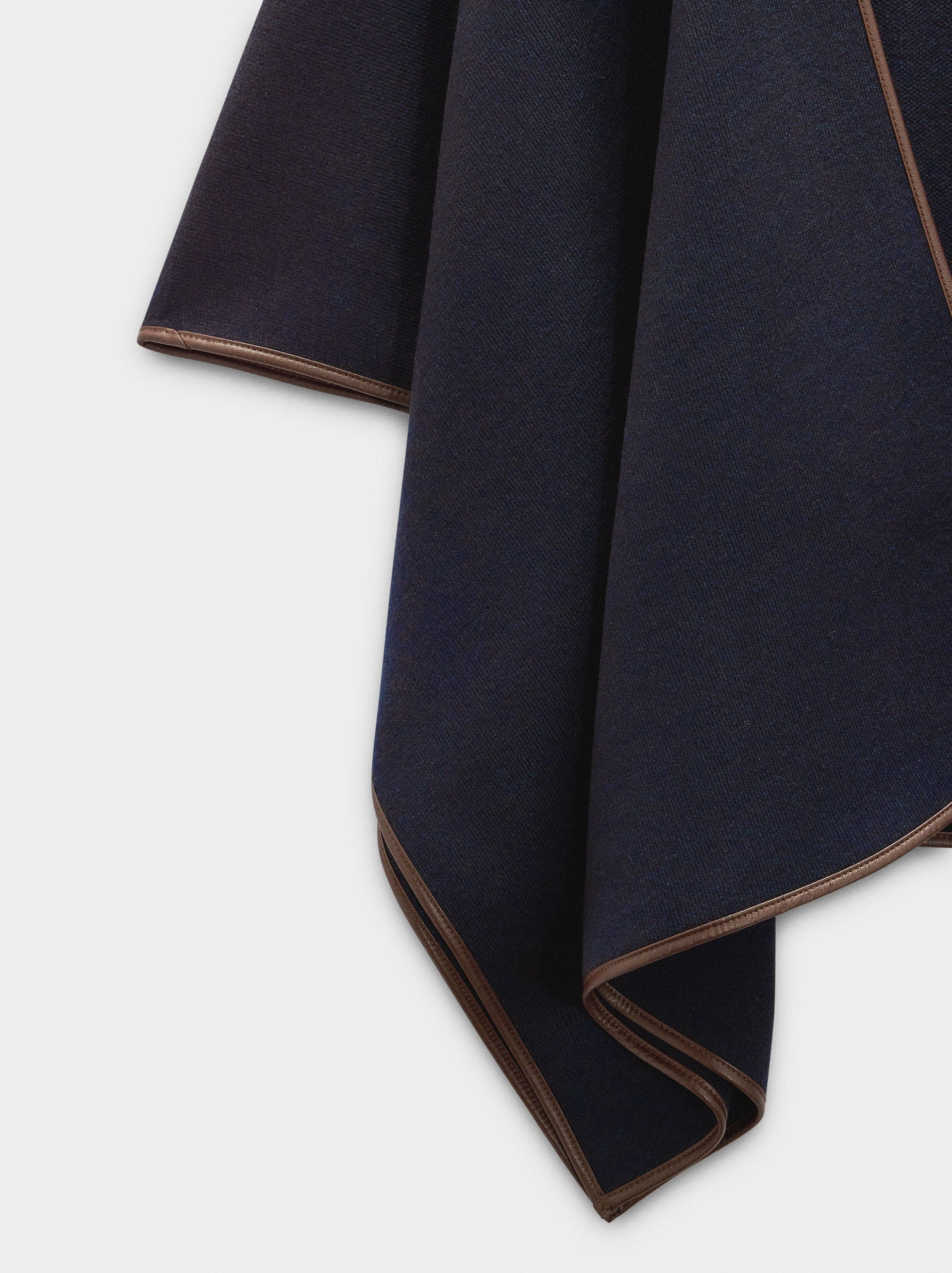 Poncho De Punto Con Detalle De Costura