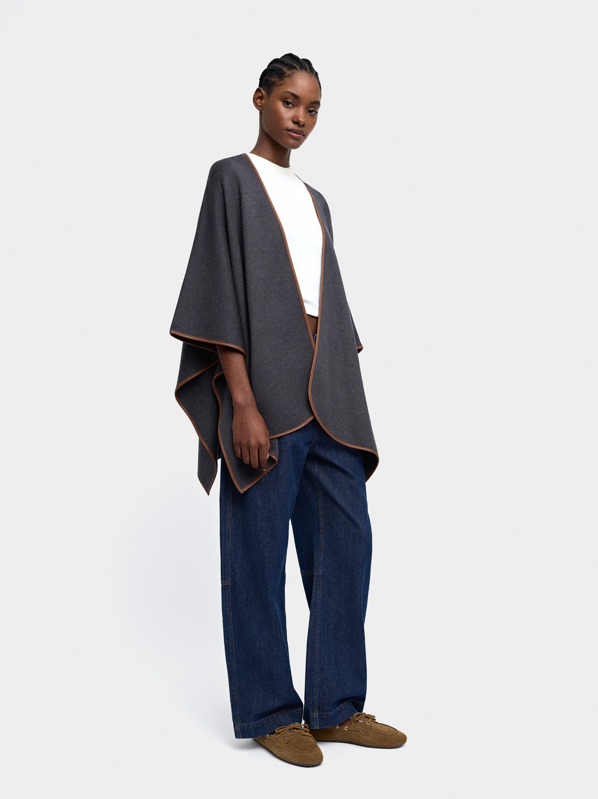 Poncho De Punto Con Detalle De Costura