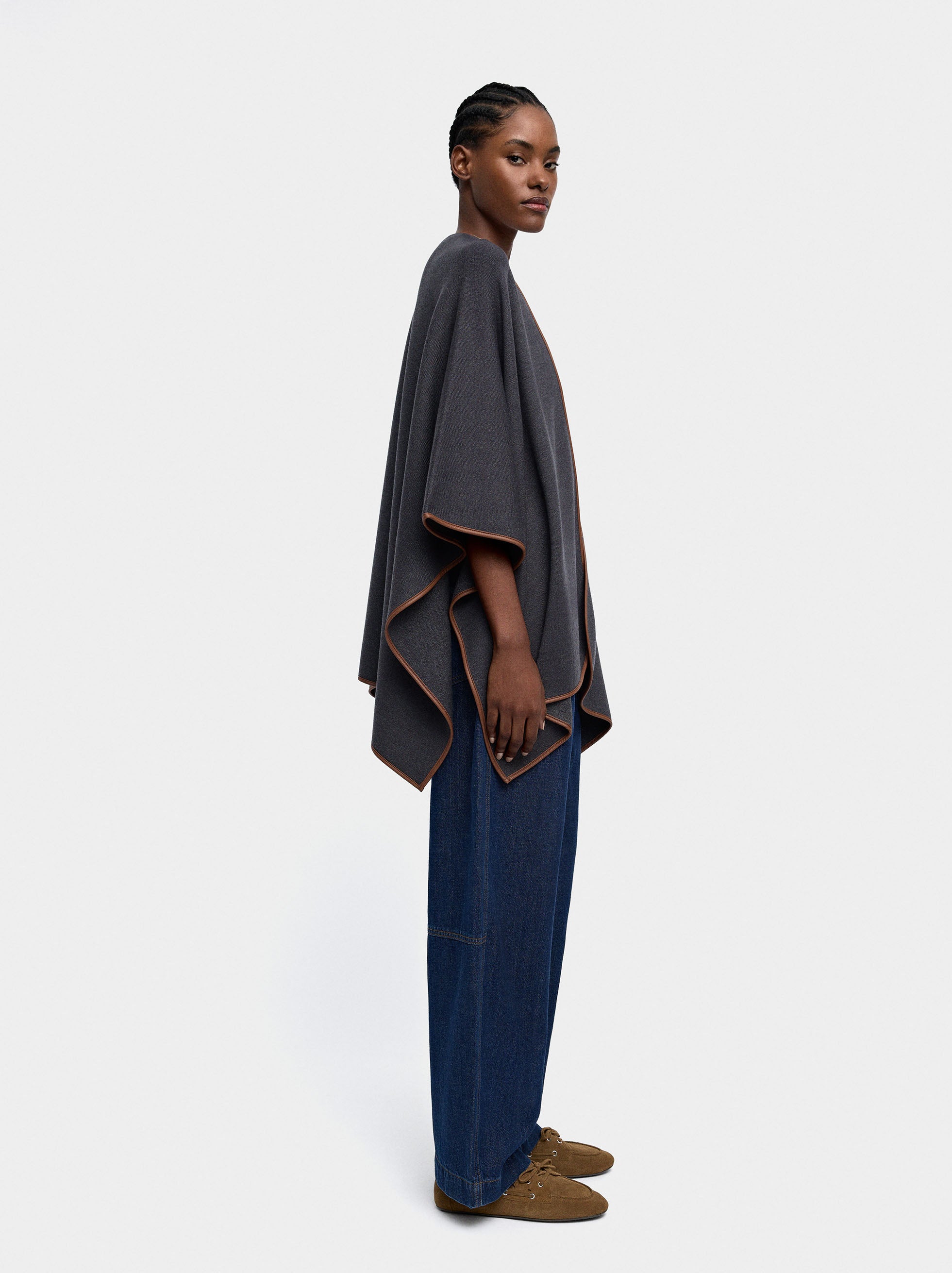 Poncho De Punto Con Detalle De Costura