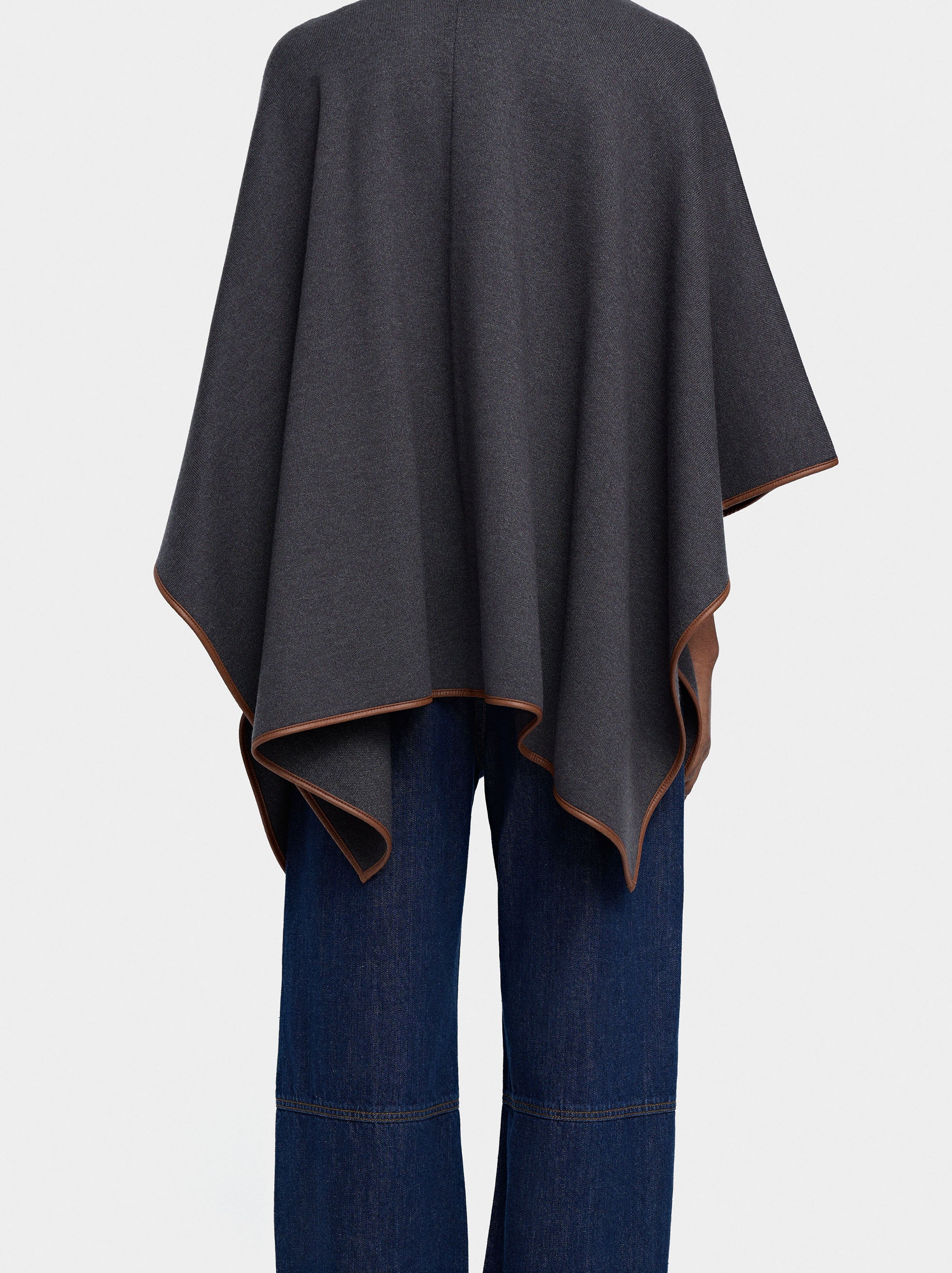 Poncho De Punto Con Detalle De Costura