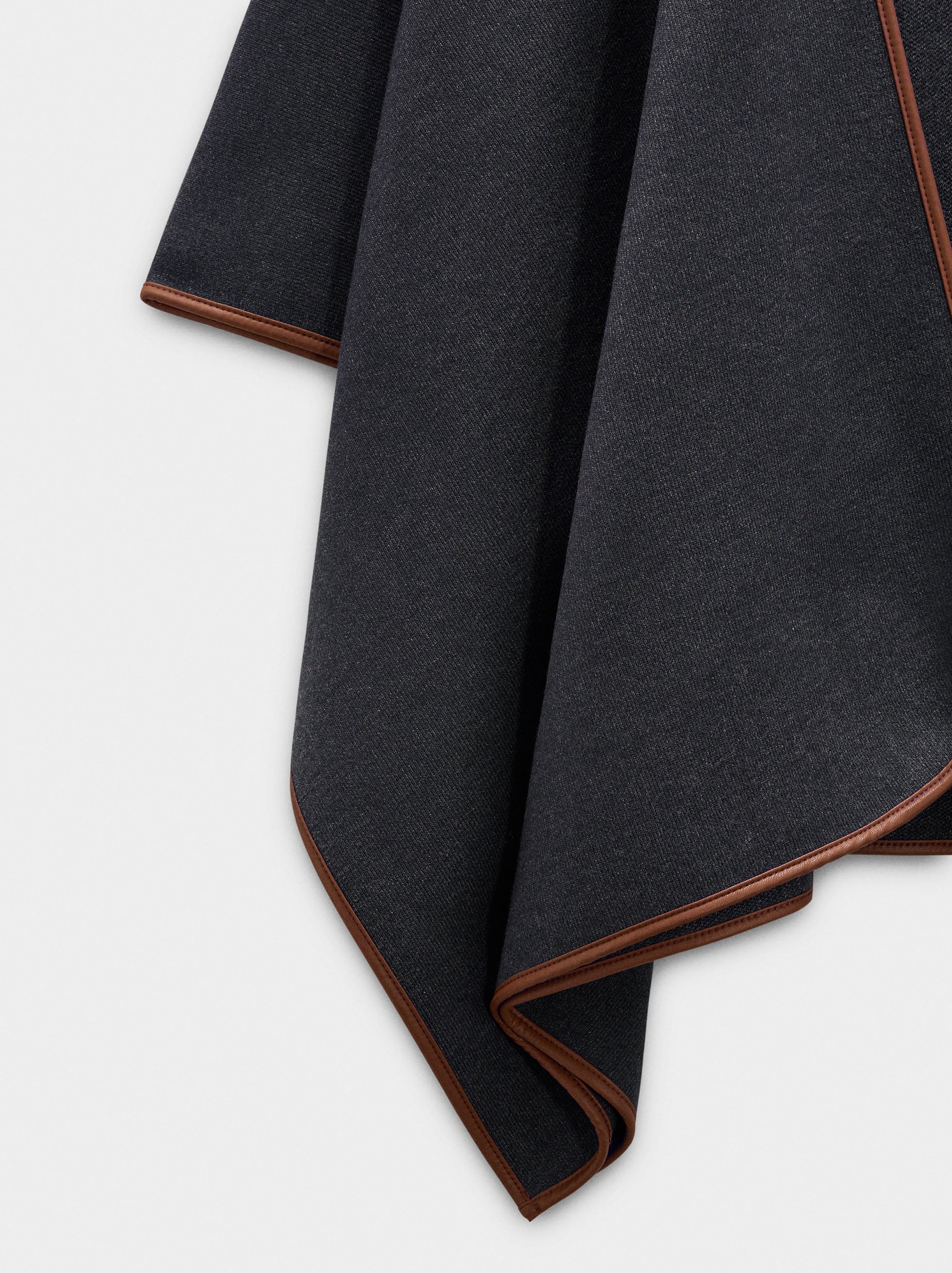 Poncho De Punto Con Detalle De Costura