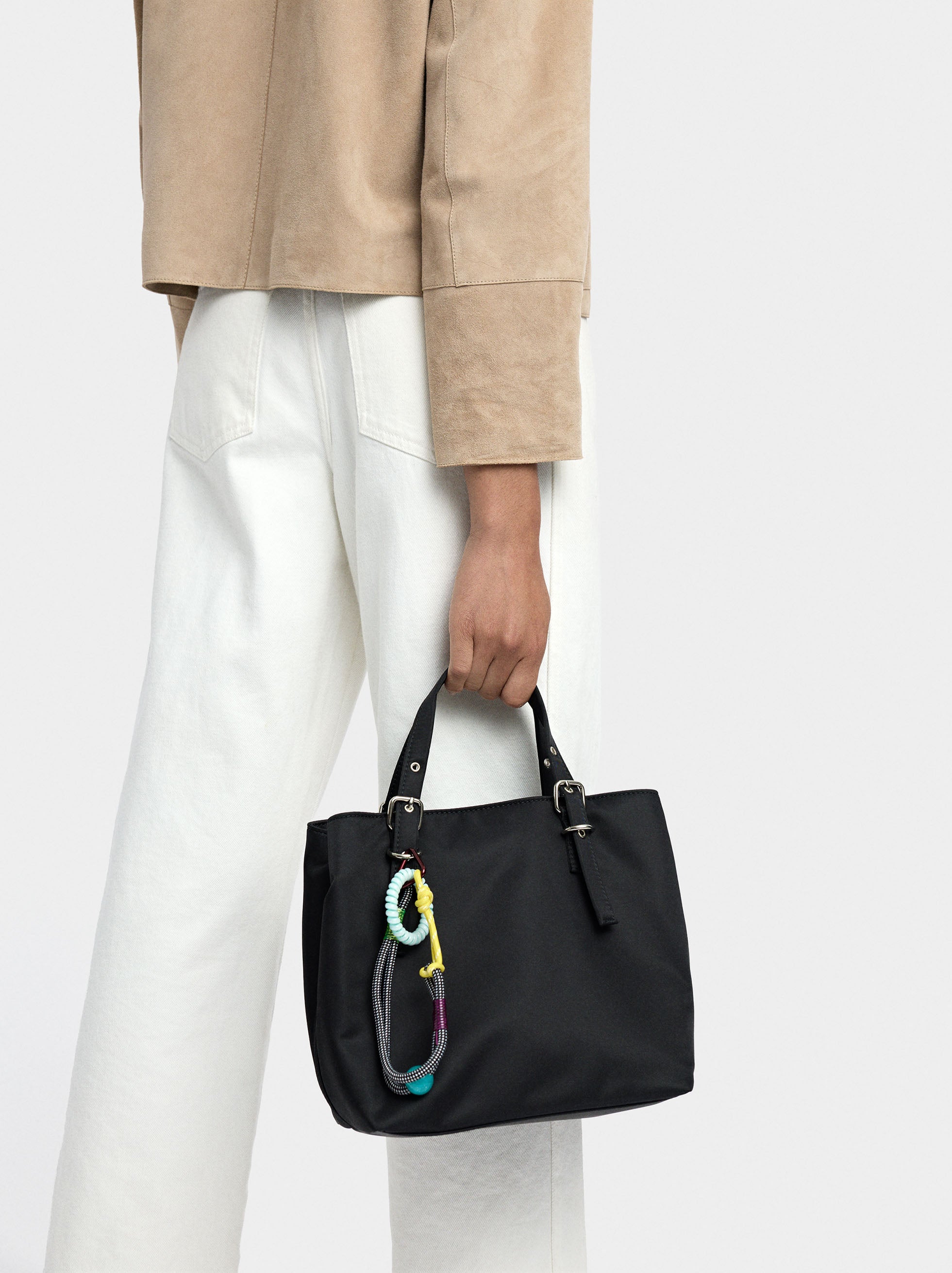 Bolso Tote De Nylon Con Colgante