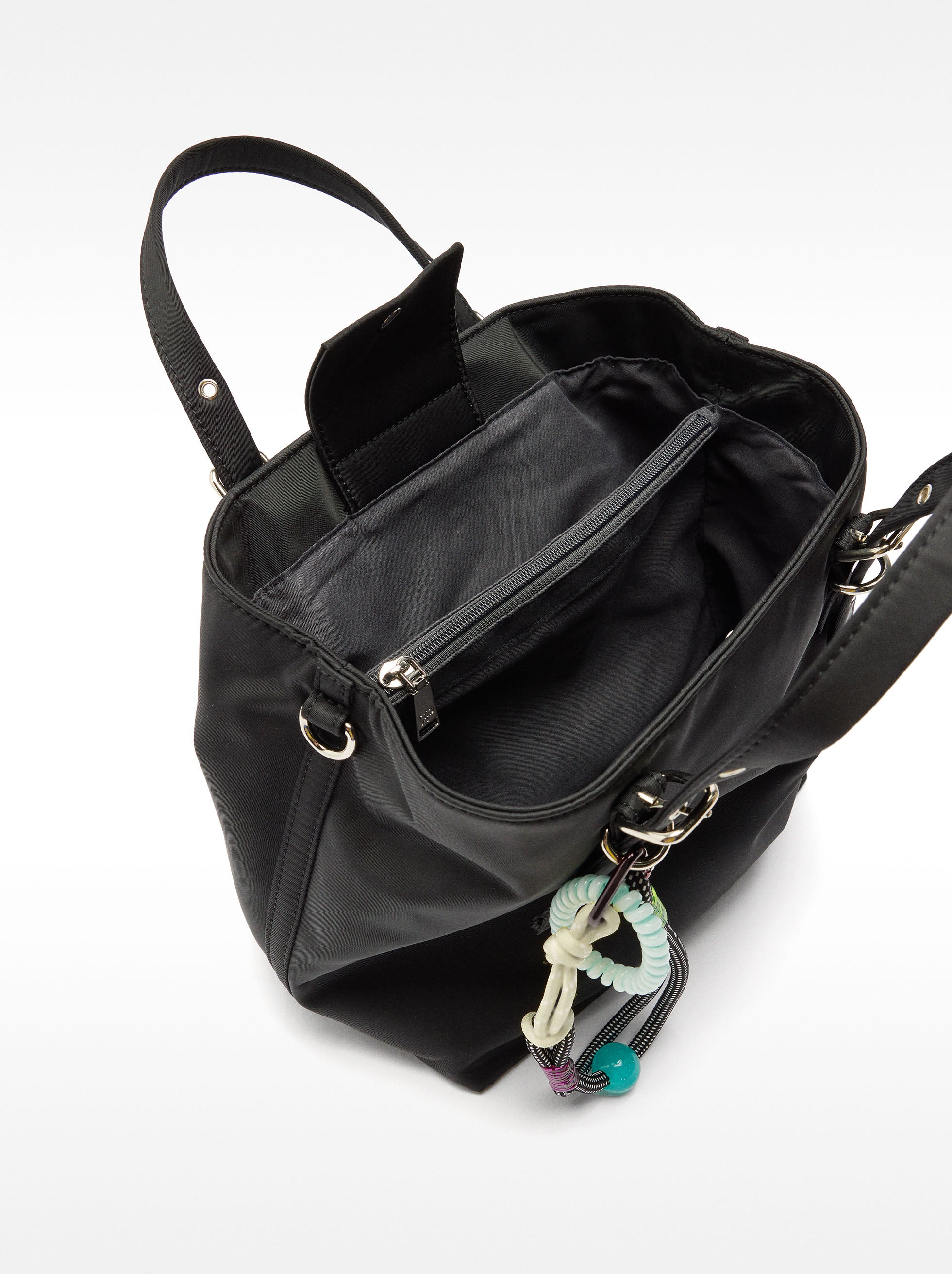 Bolso Tote De Nylon Con Colgante