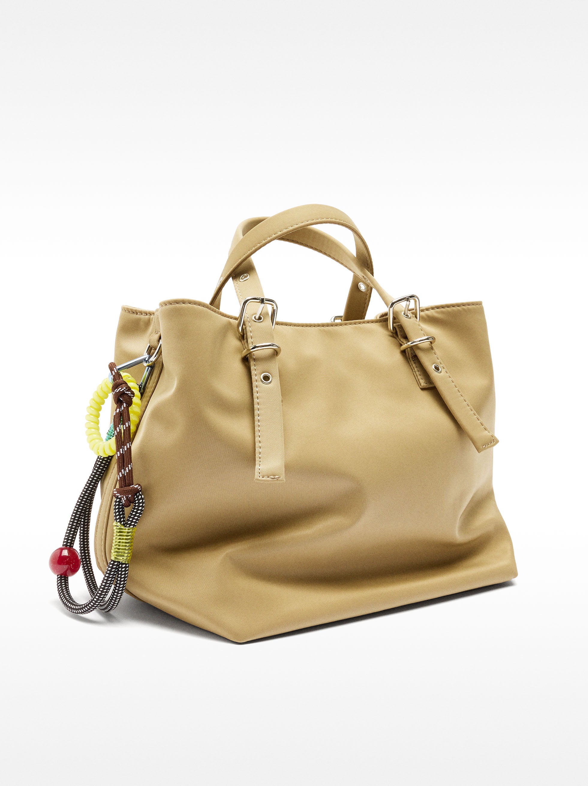Bolso Tote De Nylon Con Colgante