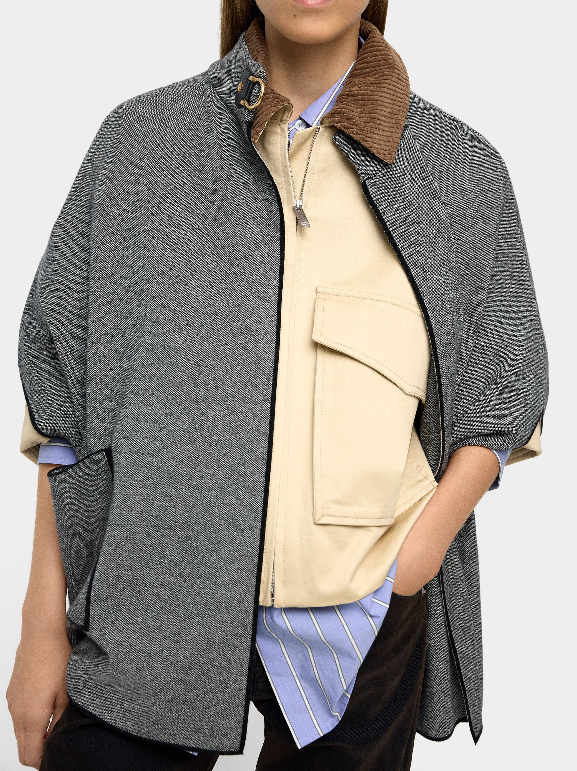 Poncho De Punto Con Detalle De Costura