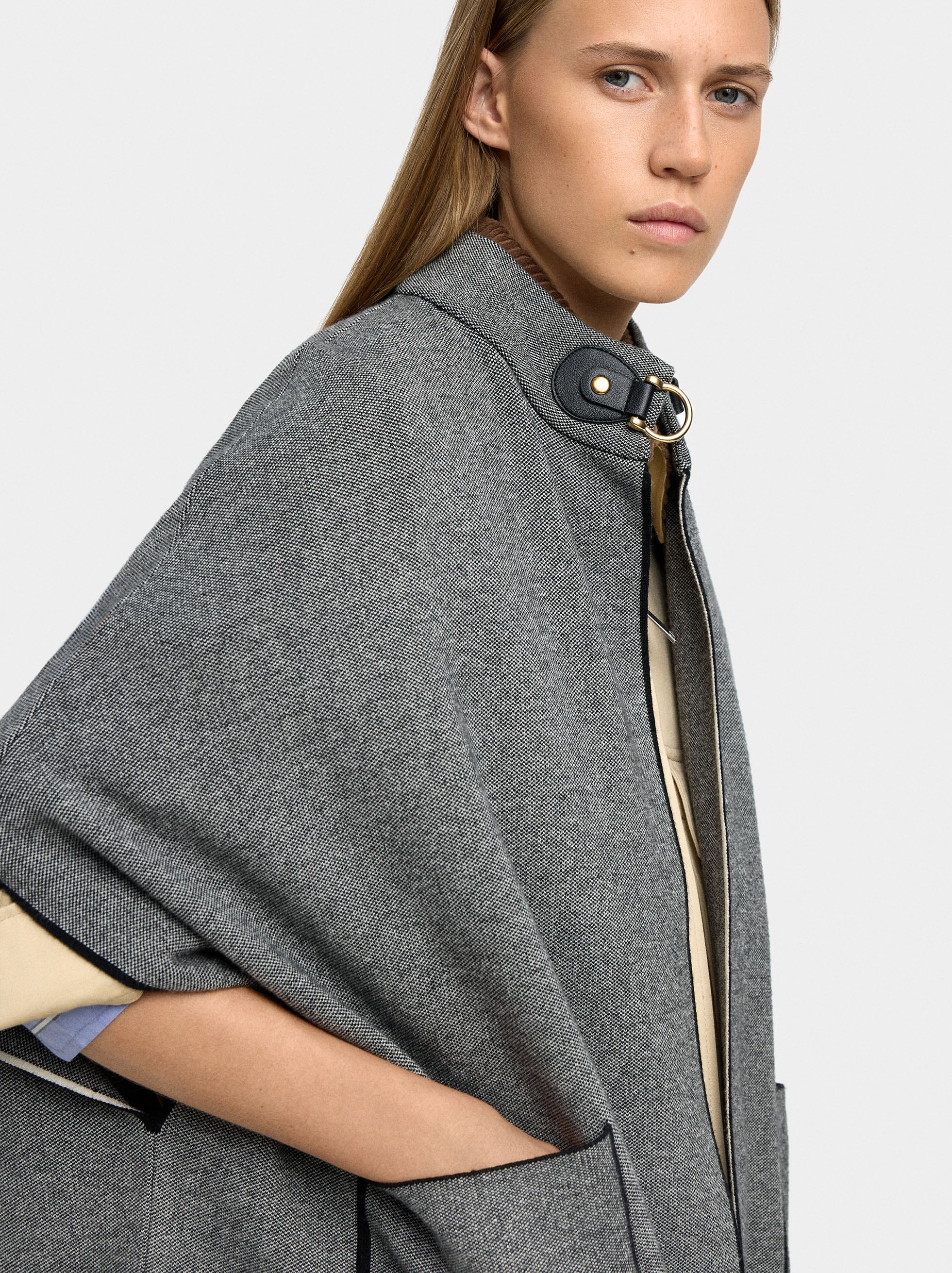 Poncho De Punto Con Detalle De Costura