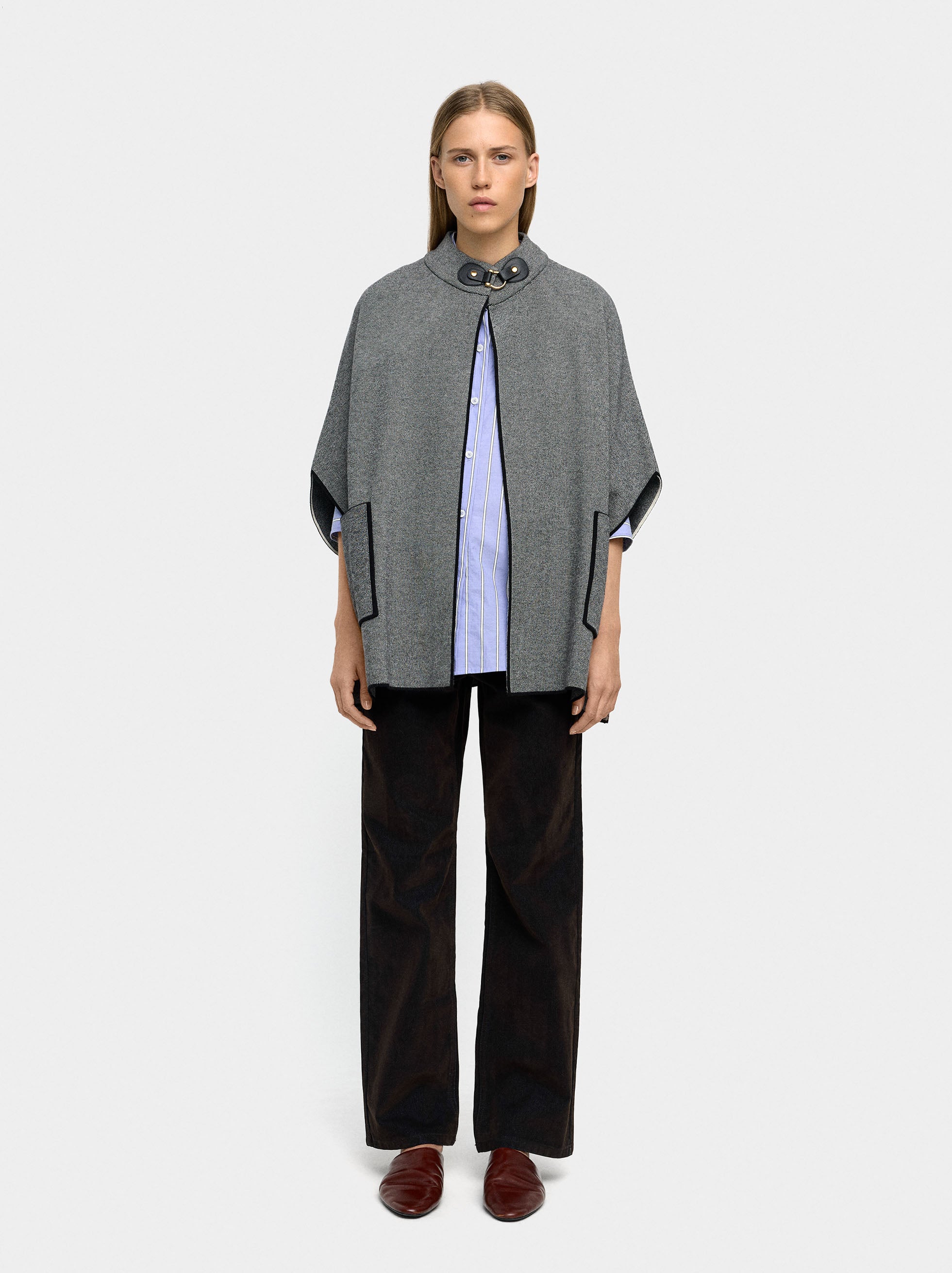 Poncho De Punto Con Detalle De Costura