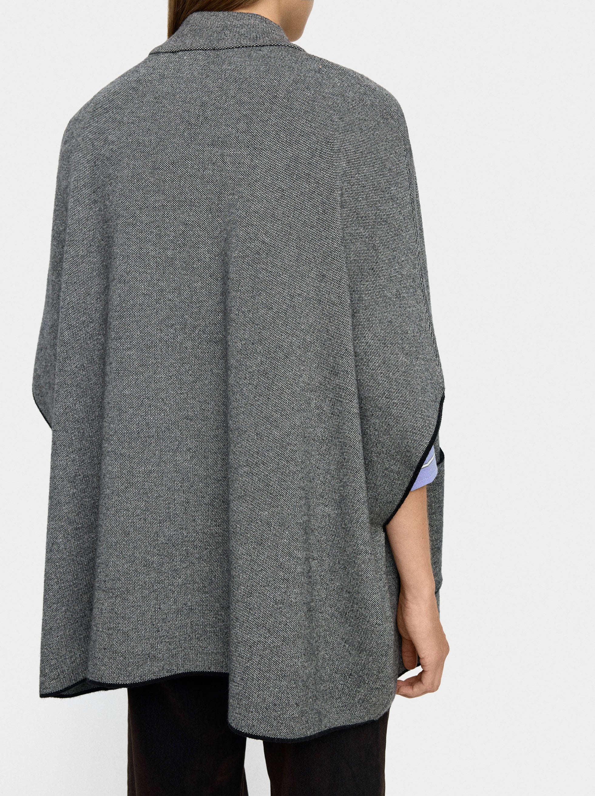 Poncho De Punto Con Detalle De Costura