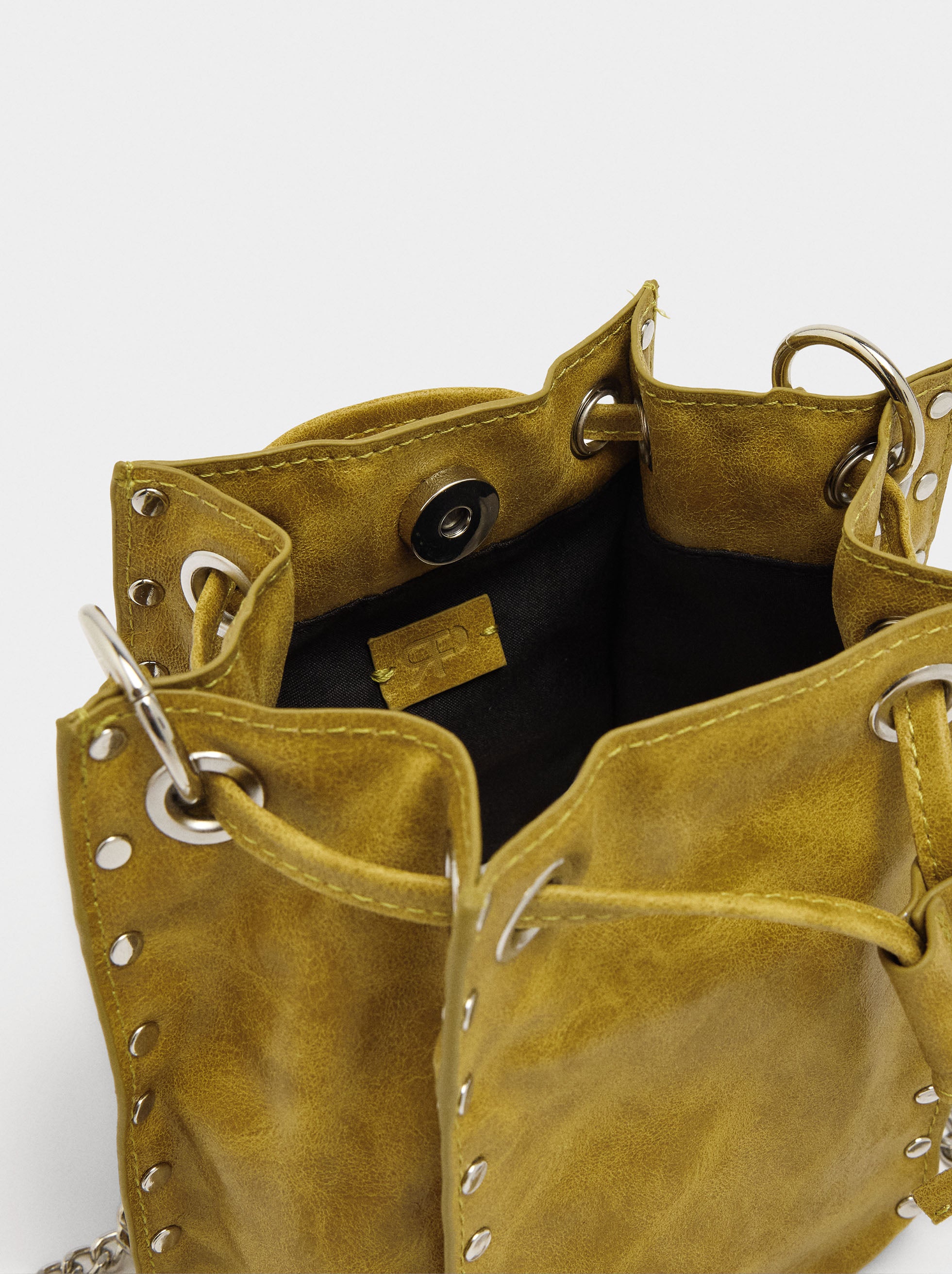 Bolso De Hombro Con Tachuelas