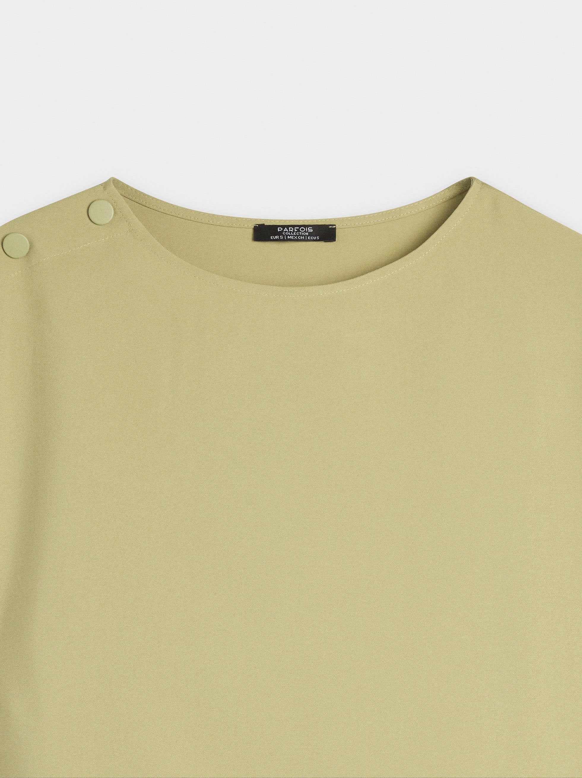 Camiseta Con Detalle De Botones