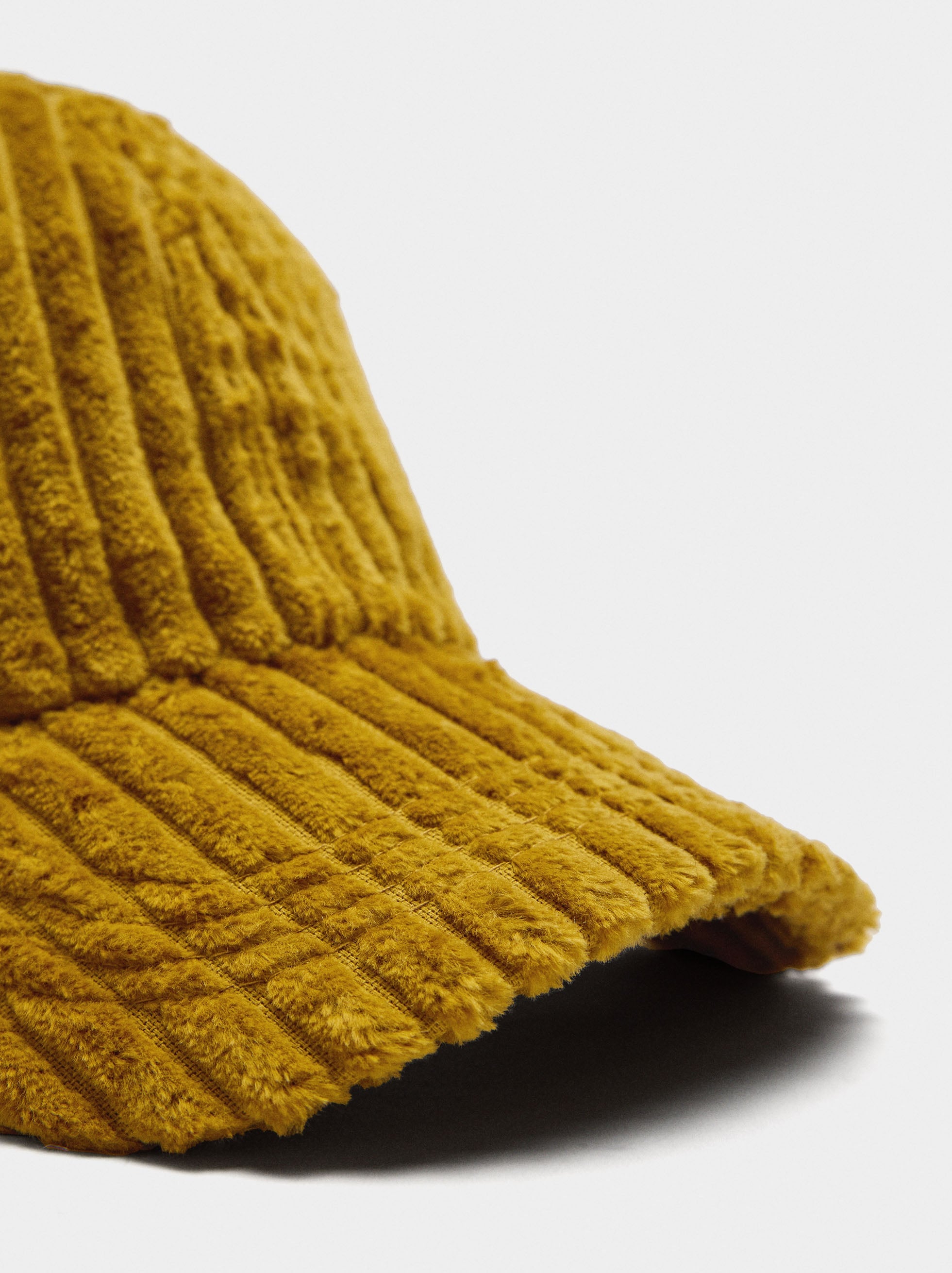 Gorra Canalada De Terciopelo