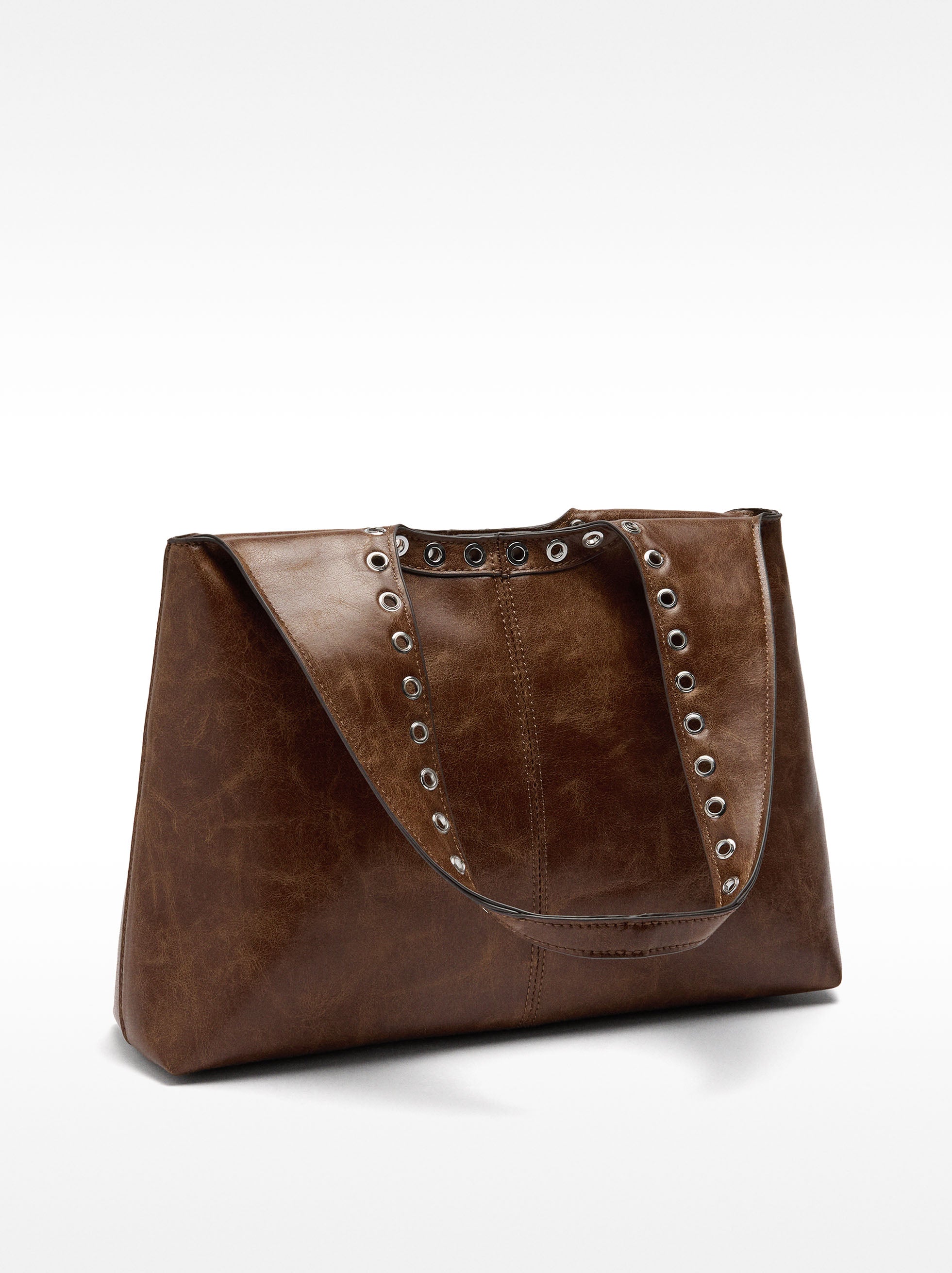 Bolso De Hombro Efecto Craquelado Con Tachuelas