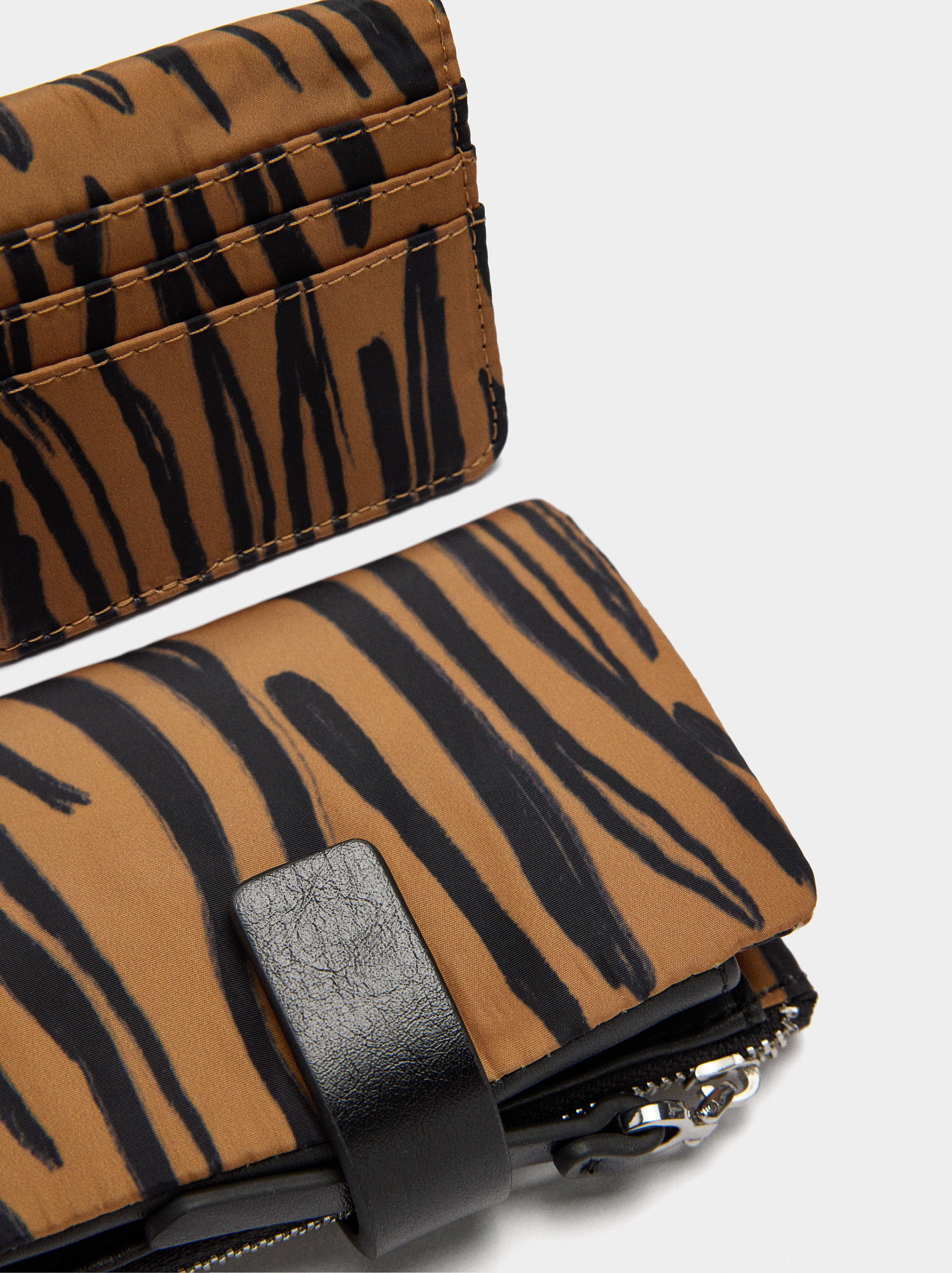 Cartera De Nylon Estampado Animal