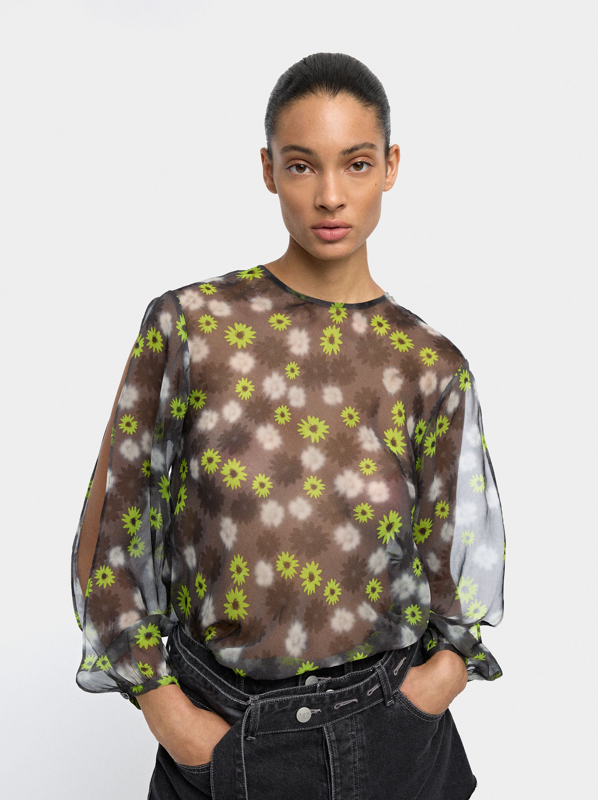 Blusa Semitransparente Con Estampado Floral