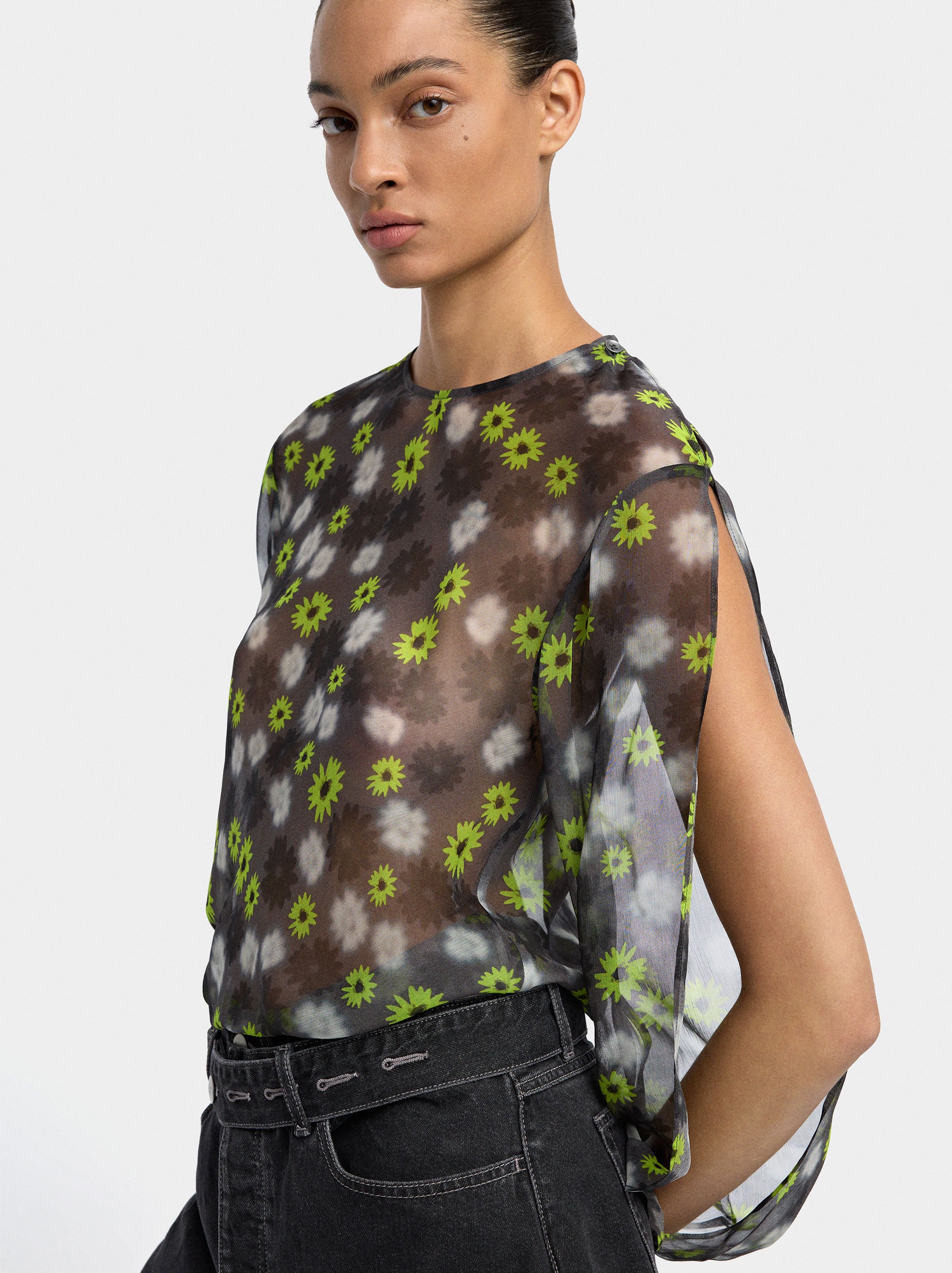 Blusa Semitransparente Con Estampado Floral