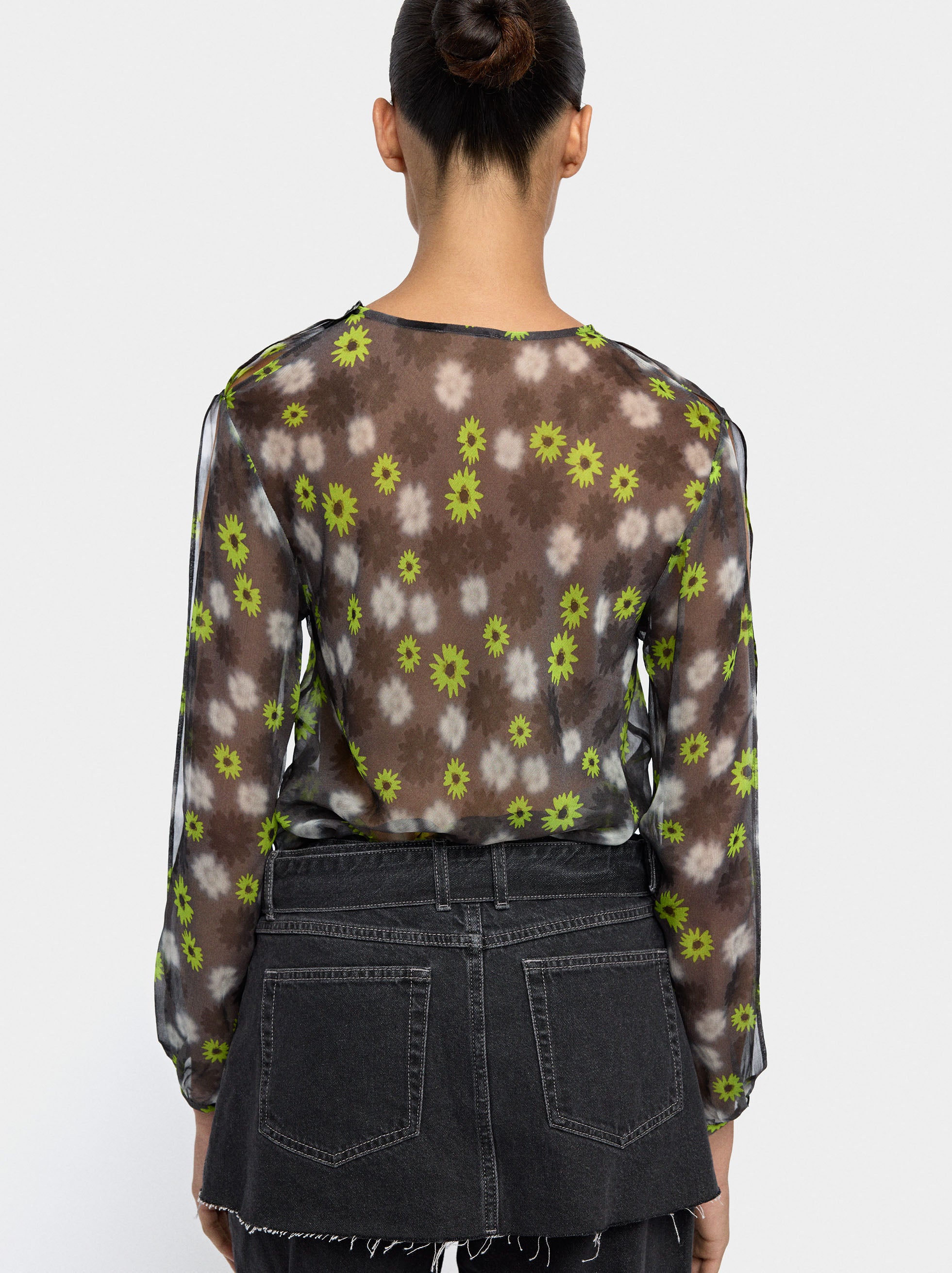 Blusa Semitransparente Con Estampado Floral