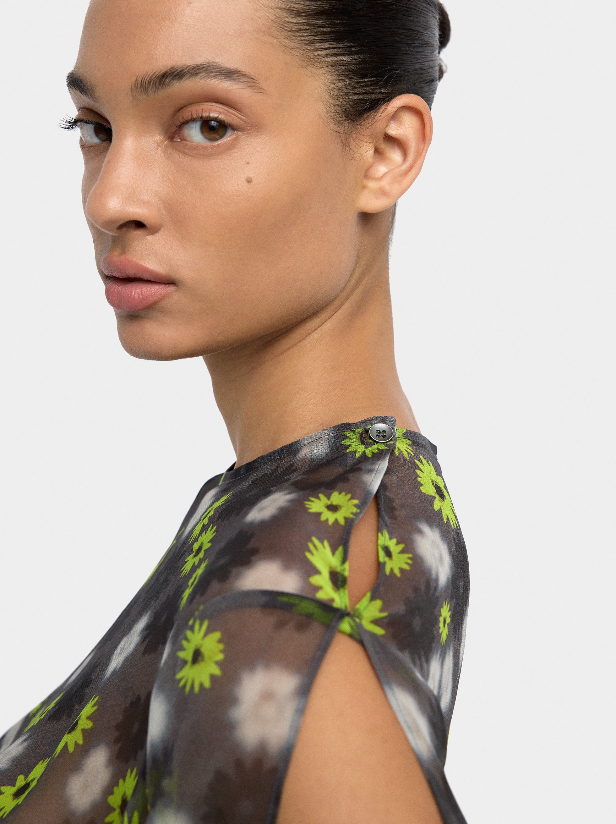 Blusa Semitransparente Con Estampado Floral