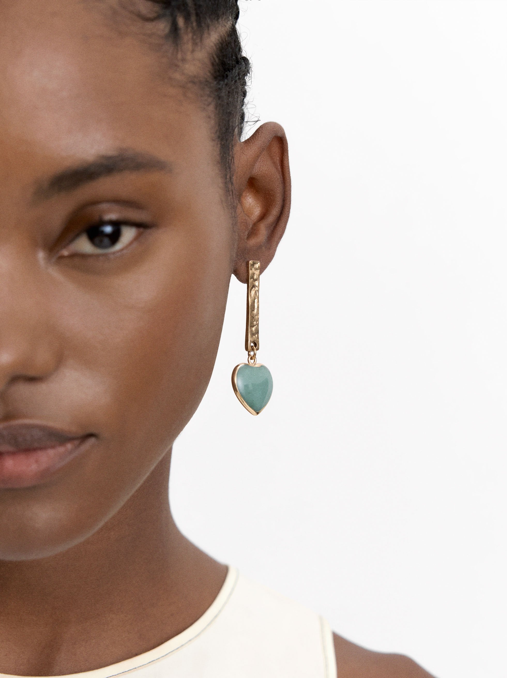 Pendientes Barra Con Corazones De Piedra