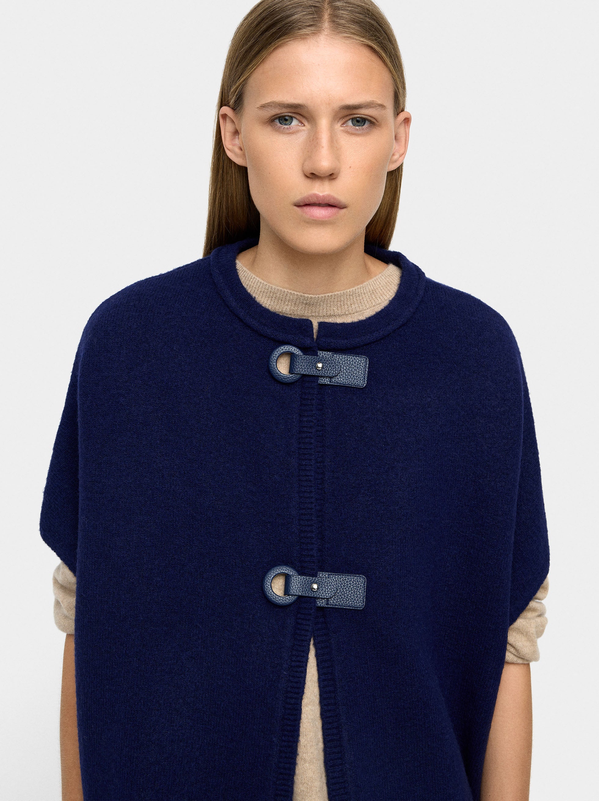 Poncho De Punto Con Hebillas