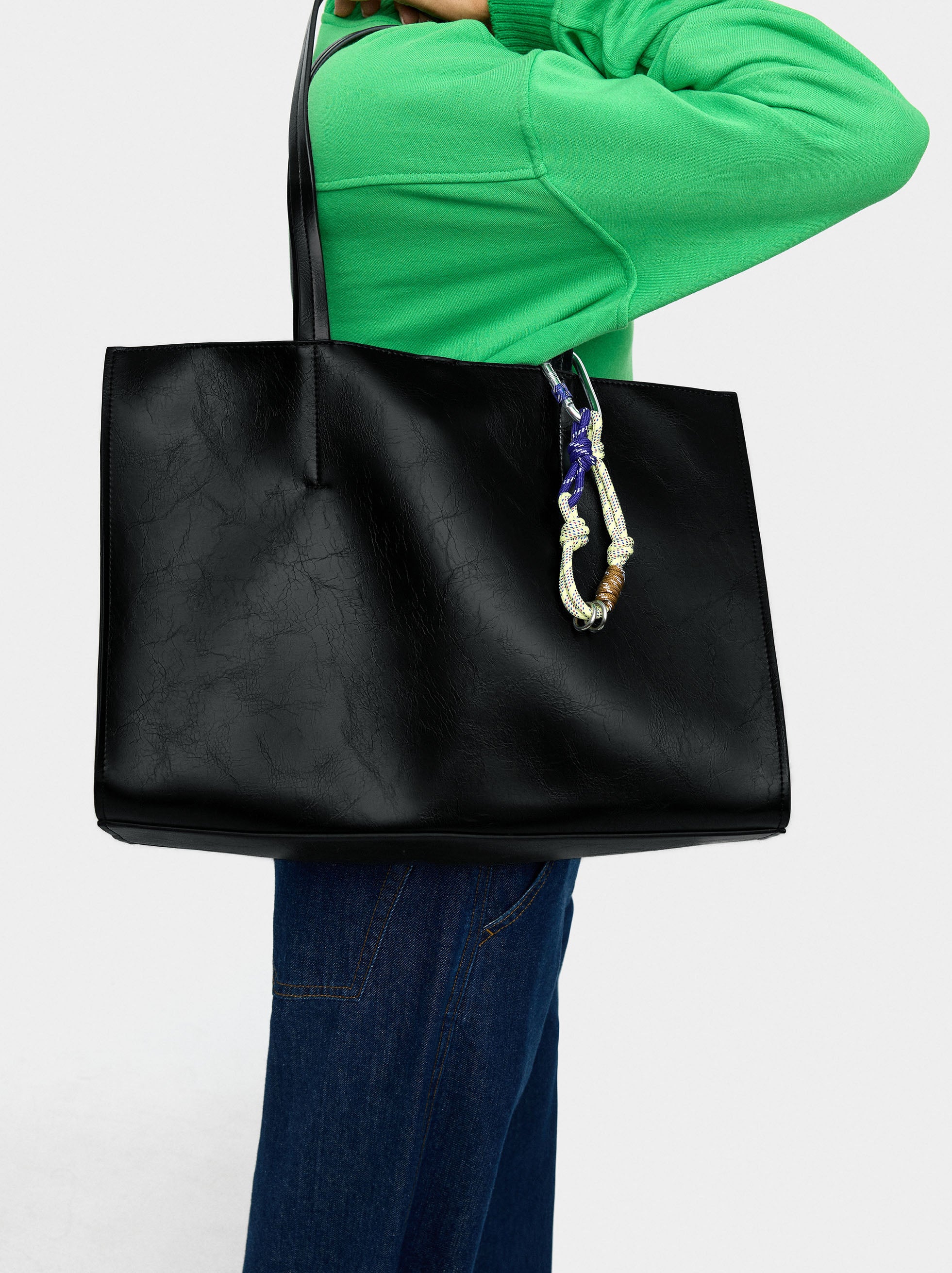 Bolso Shopper Con Colgante