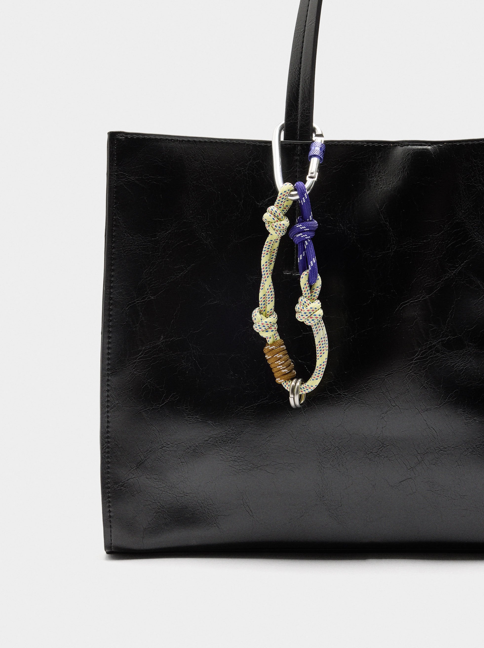Bolso Shopper Con Colgante
