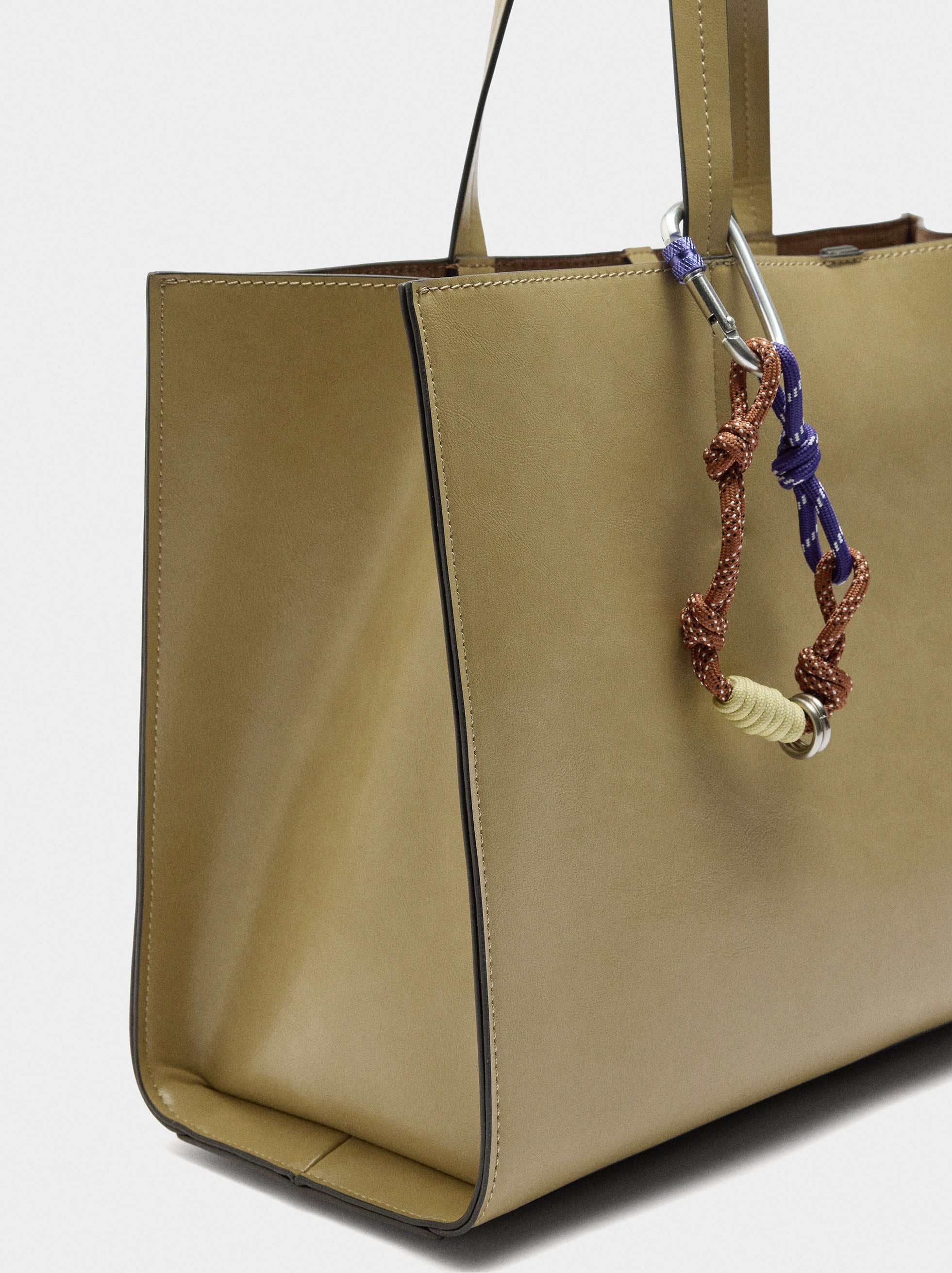 Bolso Shopper Con Colgante