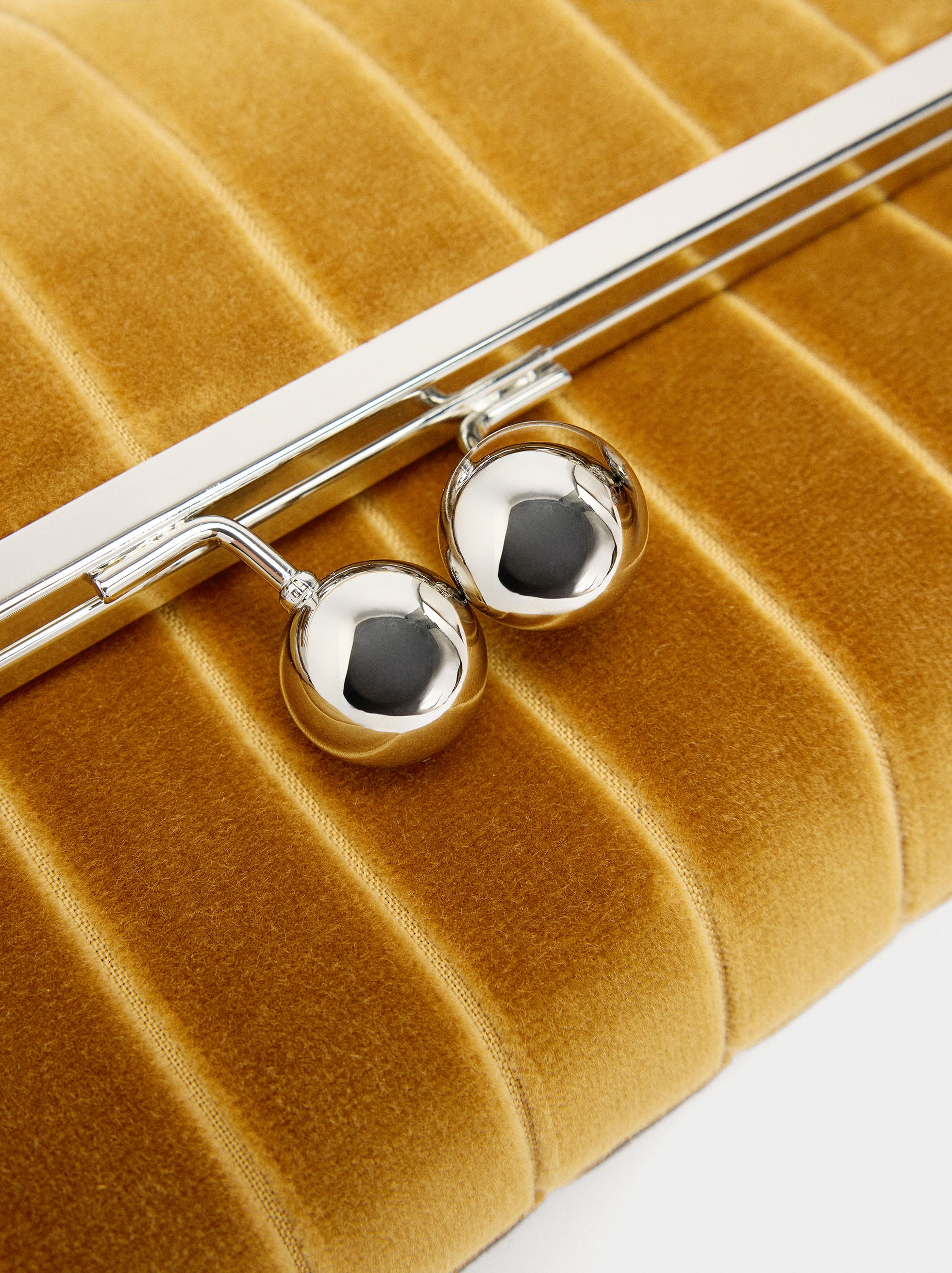 Bolso De Fiesta Canelado Con Solapa