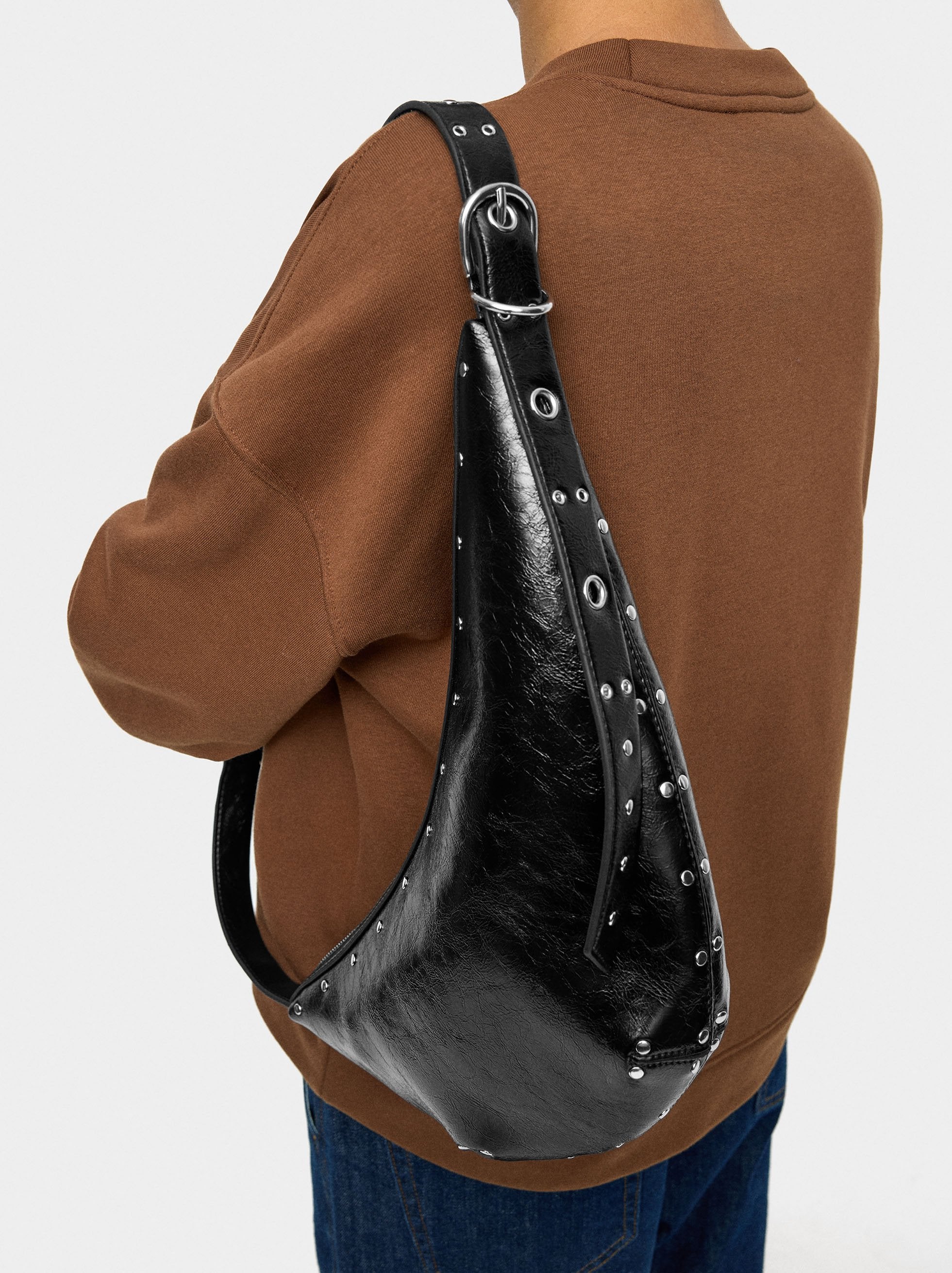 Bolso De Hombro Asimétrico Con Tachuelas