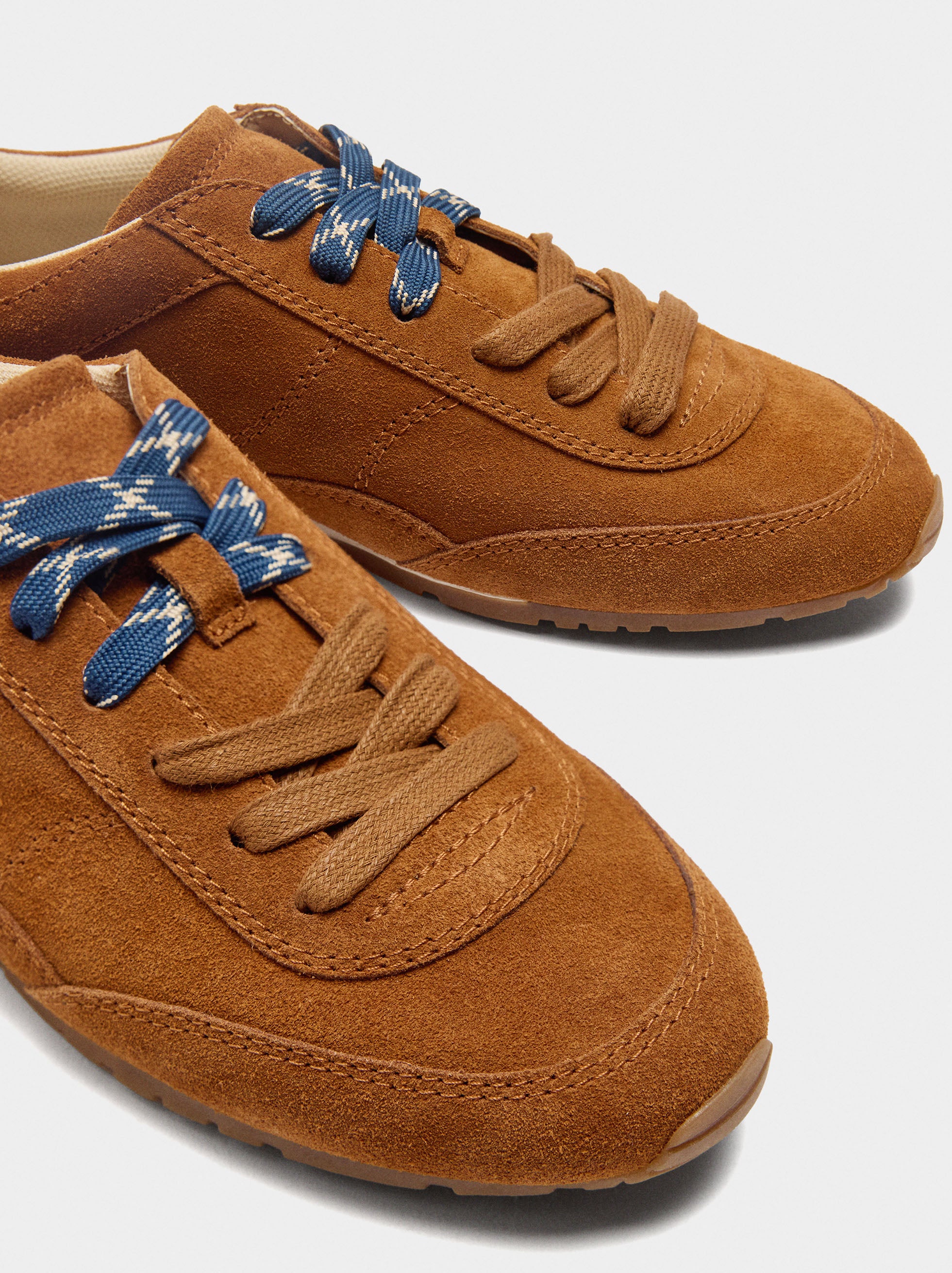 Zapatillas De Piel Monocromática
