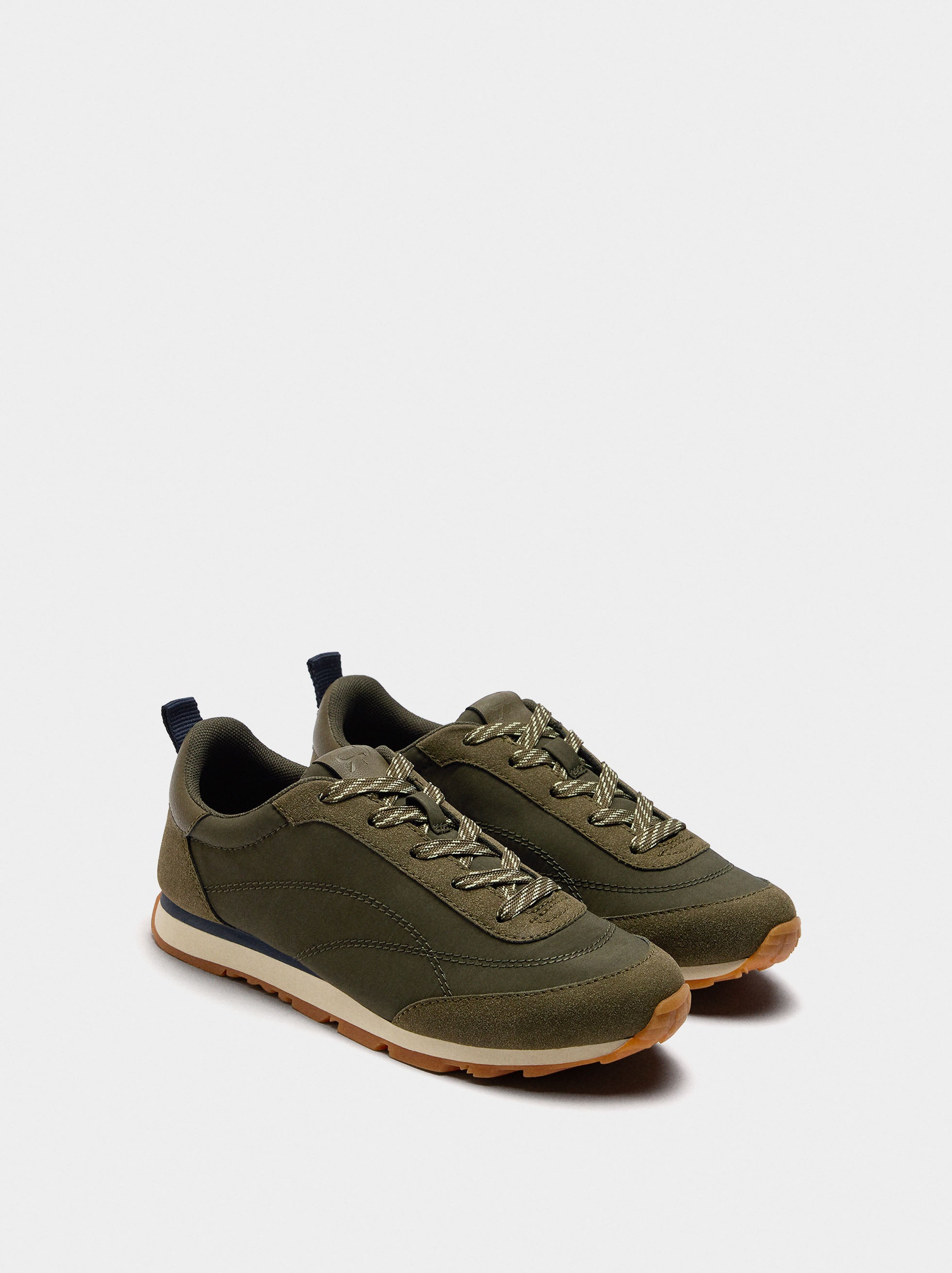 Zapatillas Con Contraste