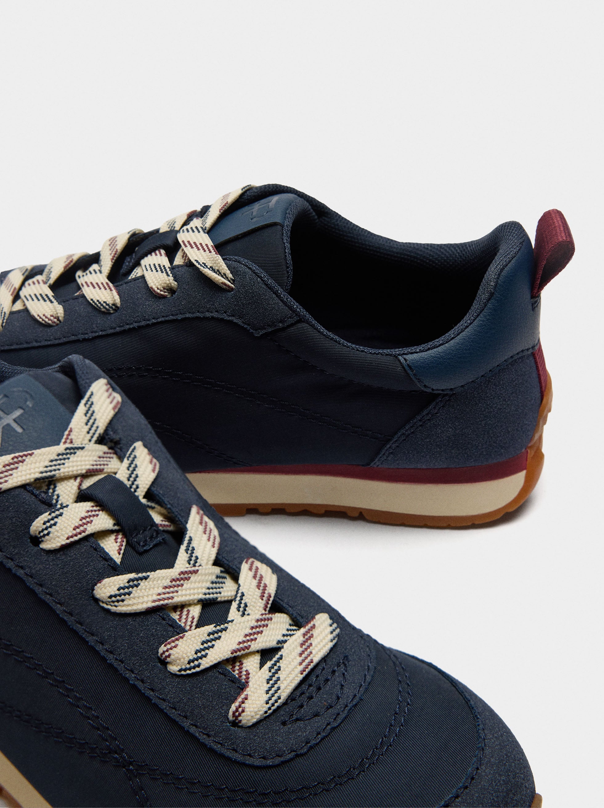 Zapatillas Con Contraste