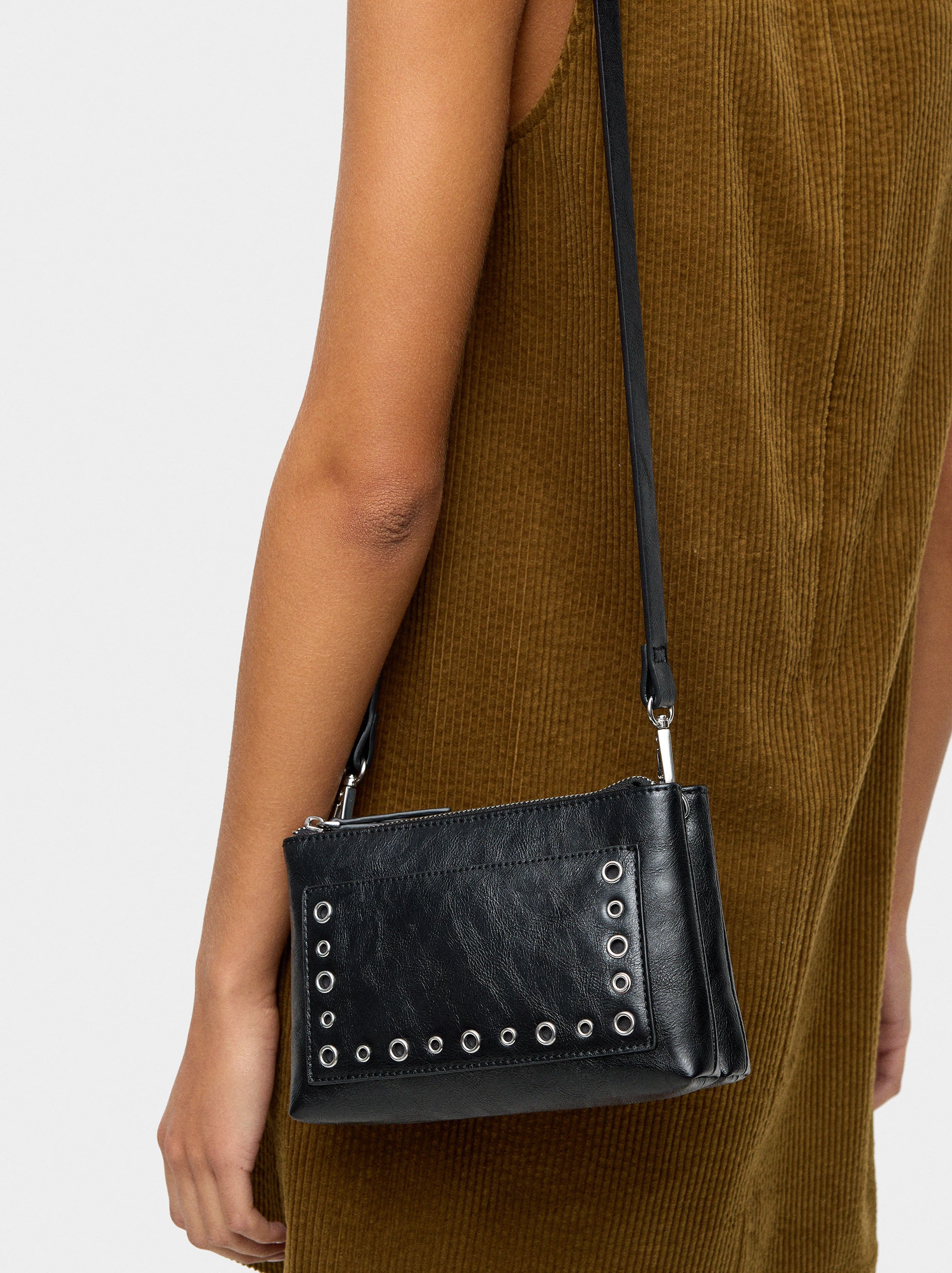 Bolso Bandolera Efecto Craquelado Con Tachuelas