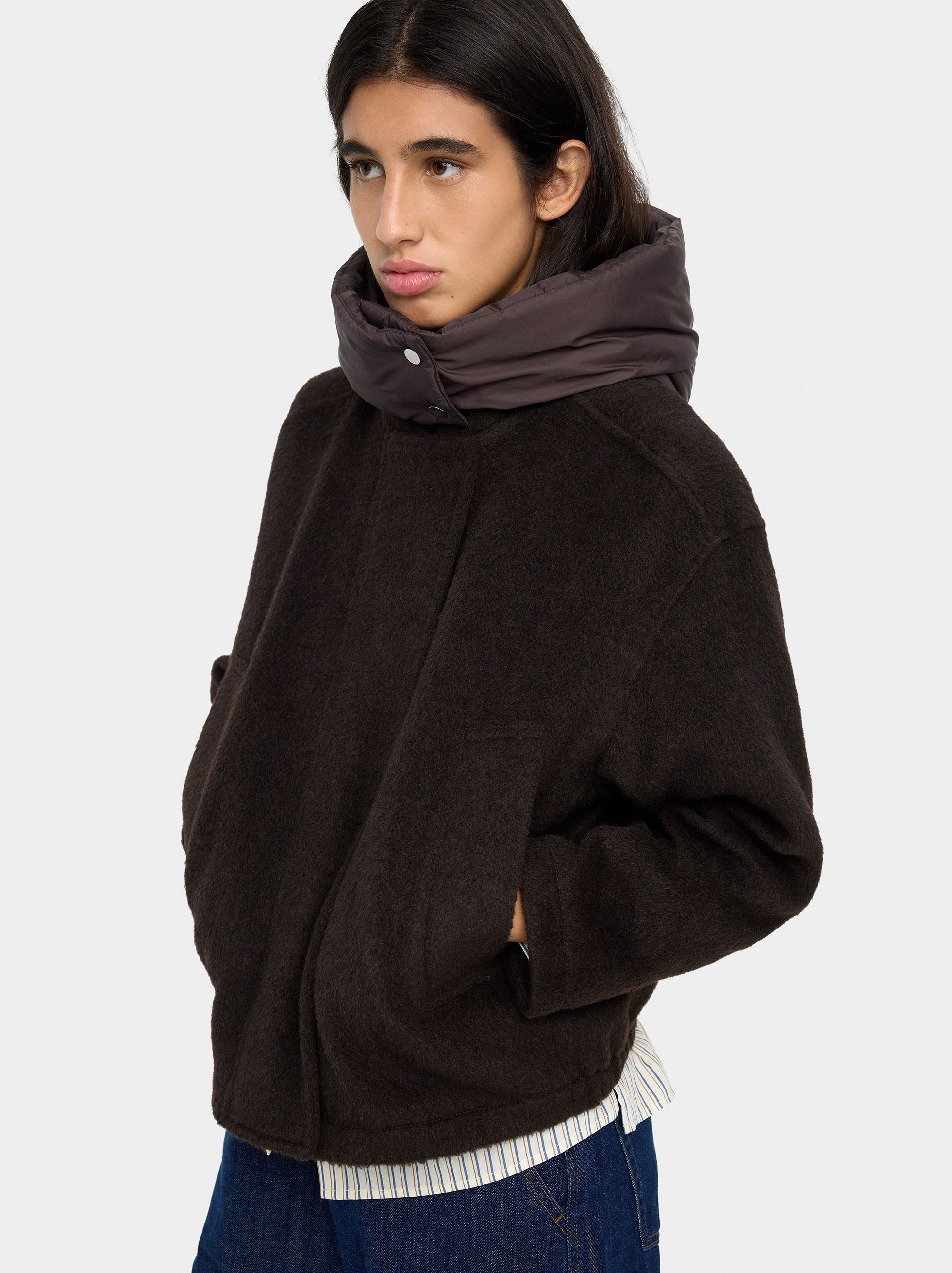 Chaqueta Con Capucha Y Bolsillos Laterales