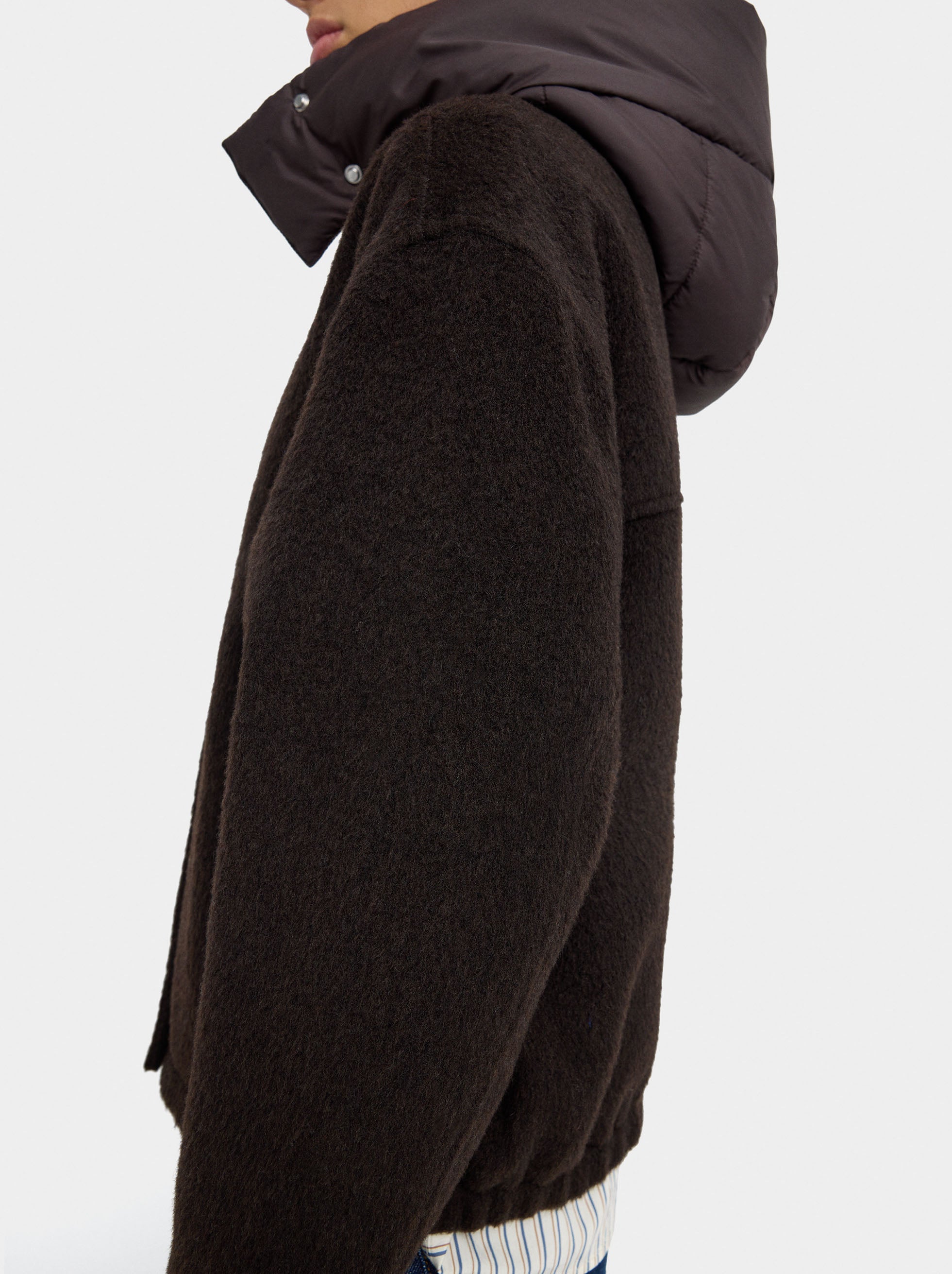Chaqueta Con Capucha Y Bolsillos Laterales