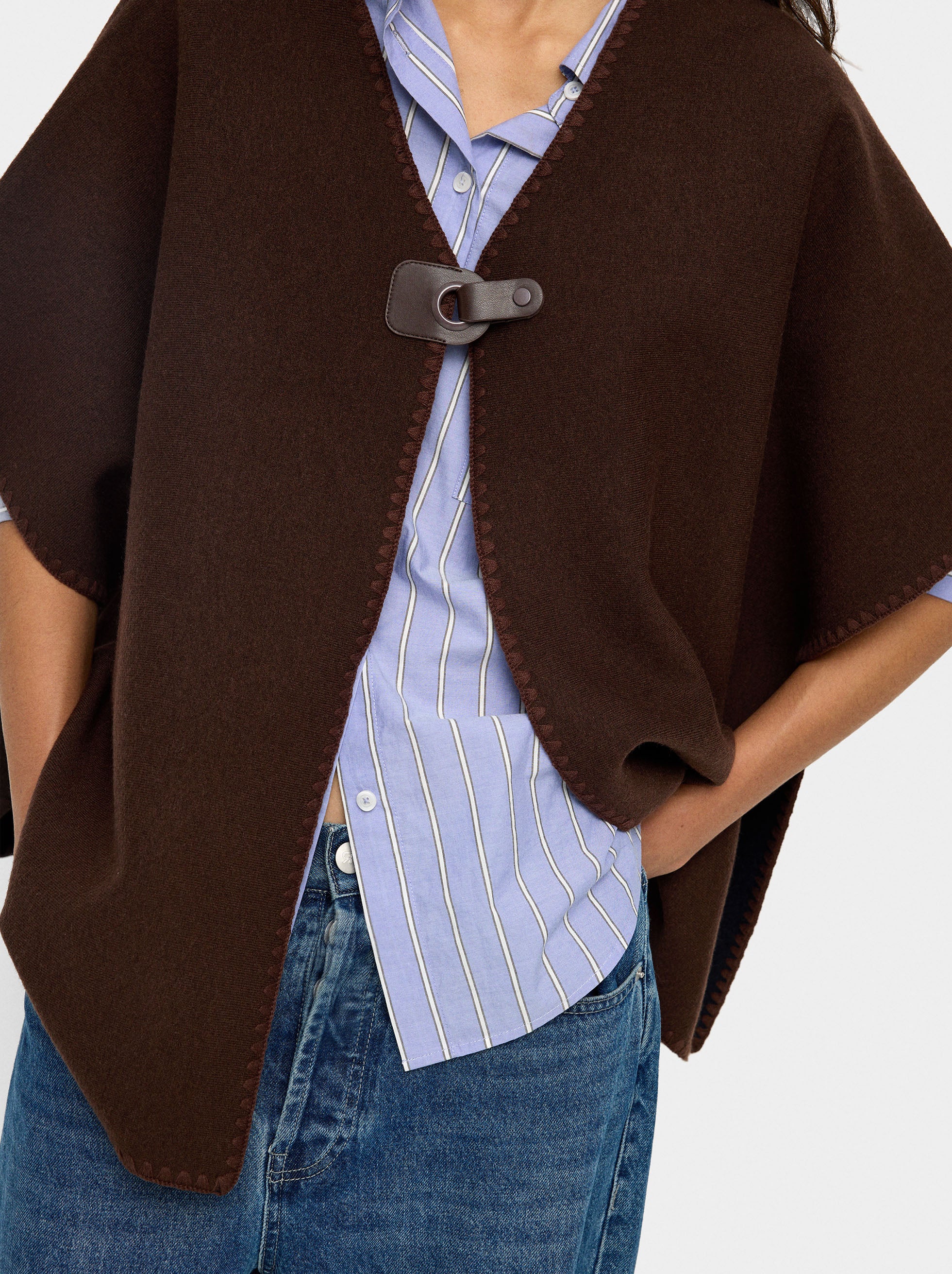 Poncho De Punto Con Hebilla
