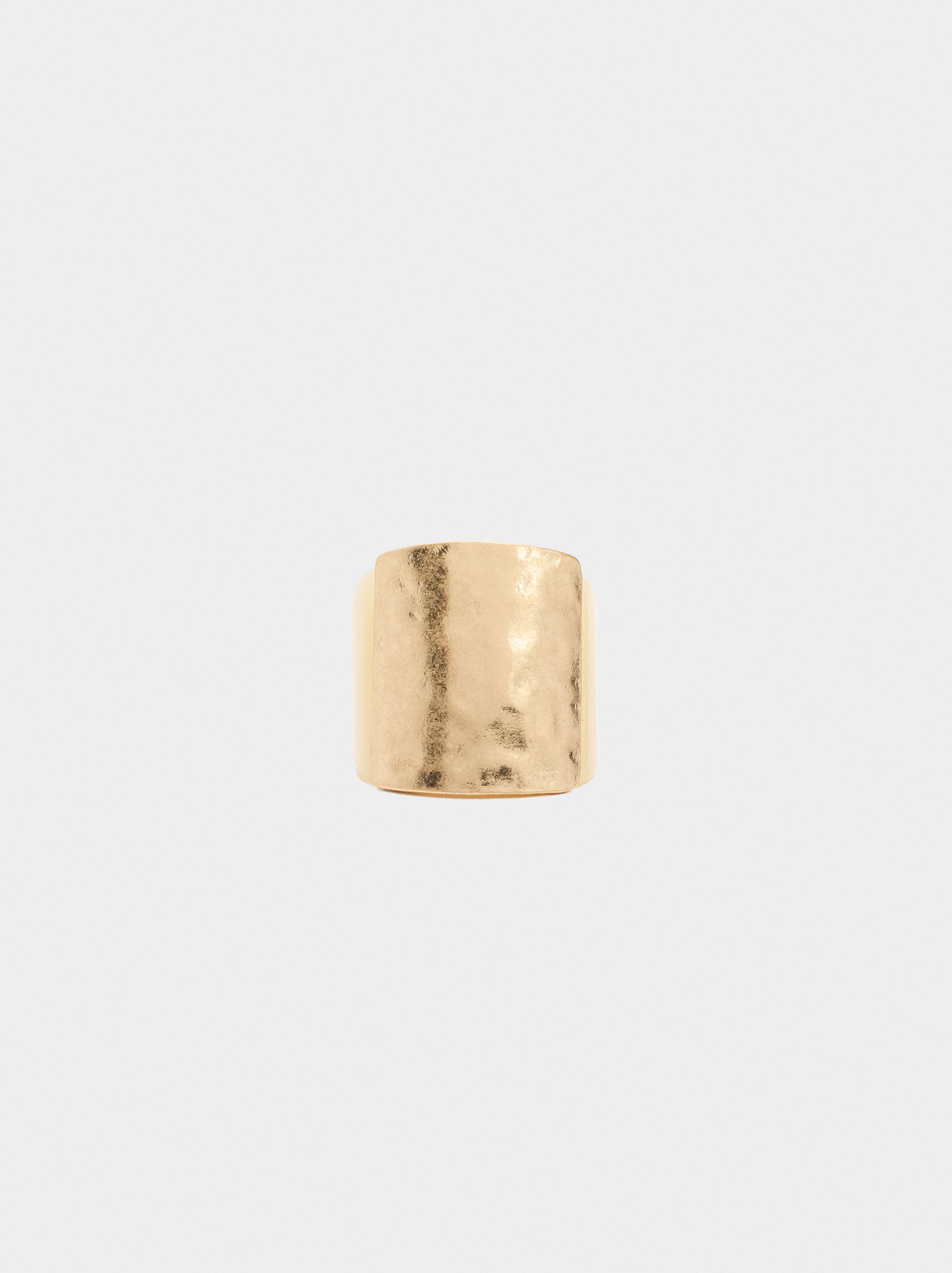Anillo De Resina Con Detalle Metálico