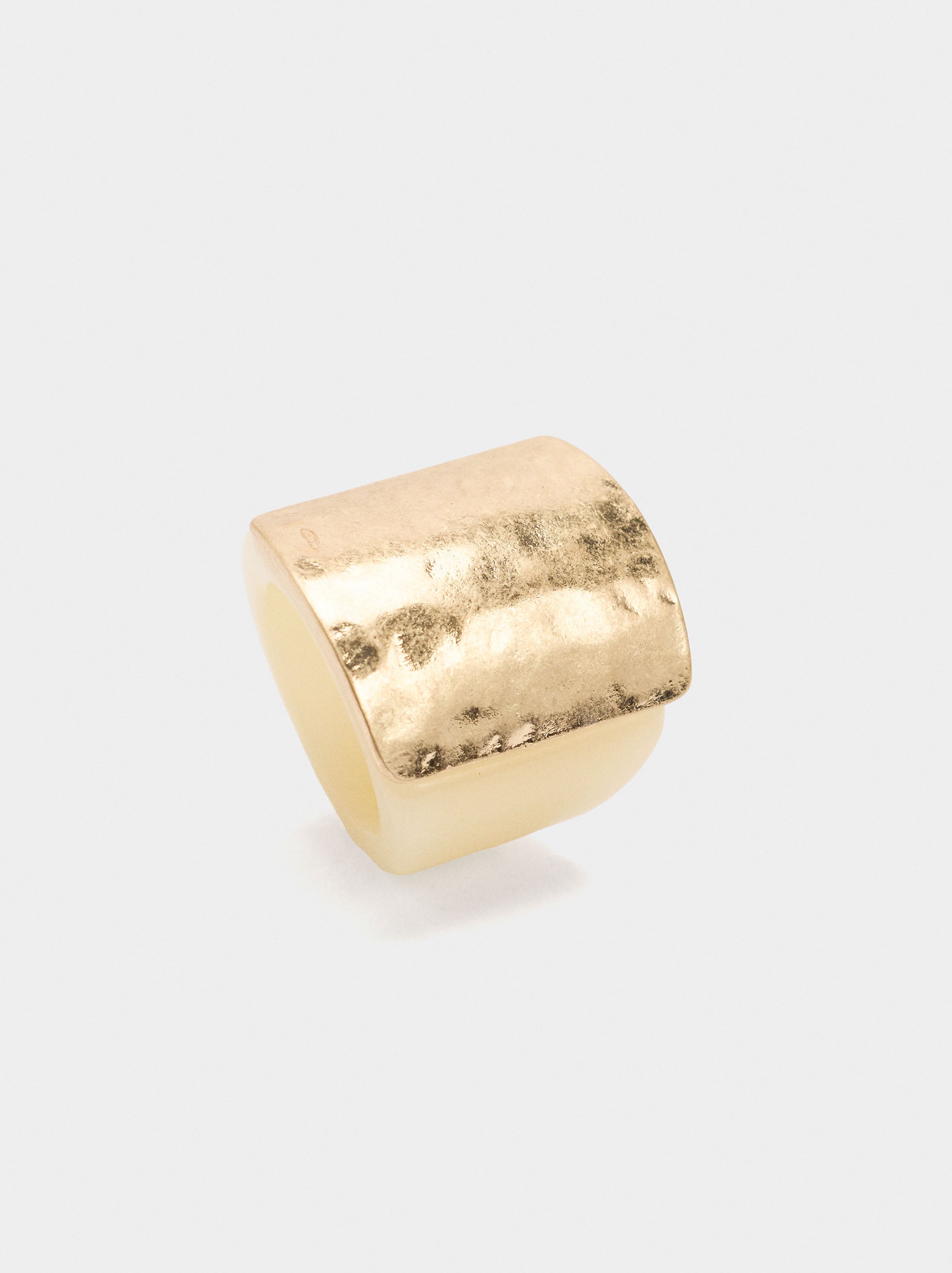Anillo De Resina Con Detalle Metálico