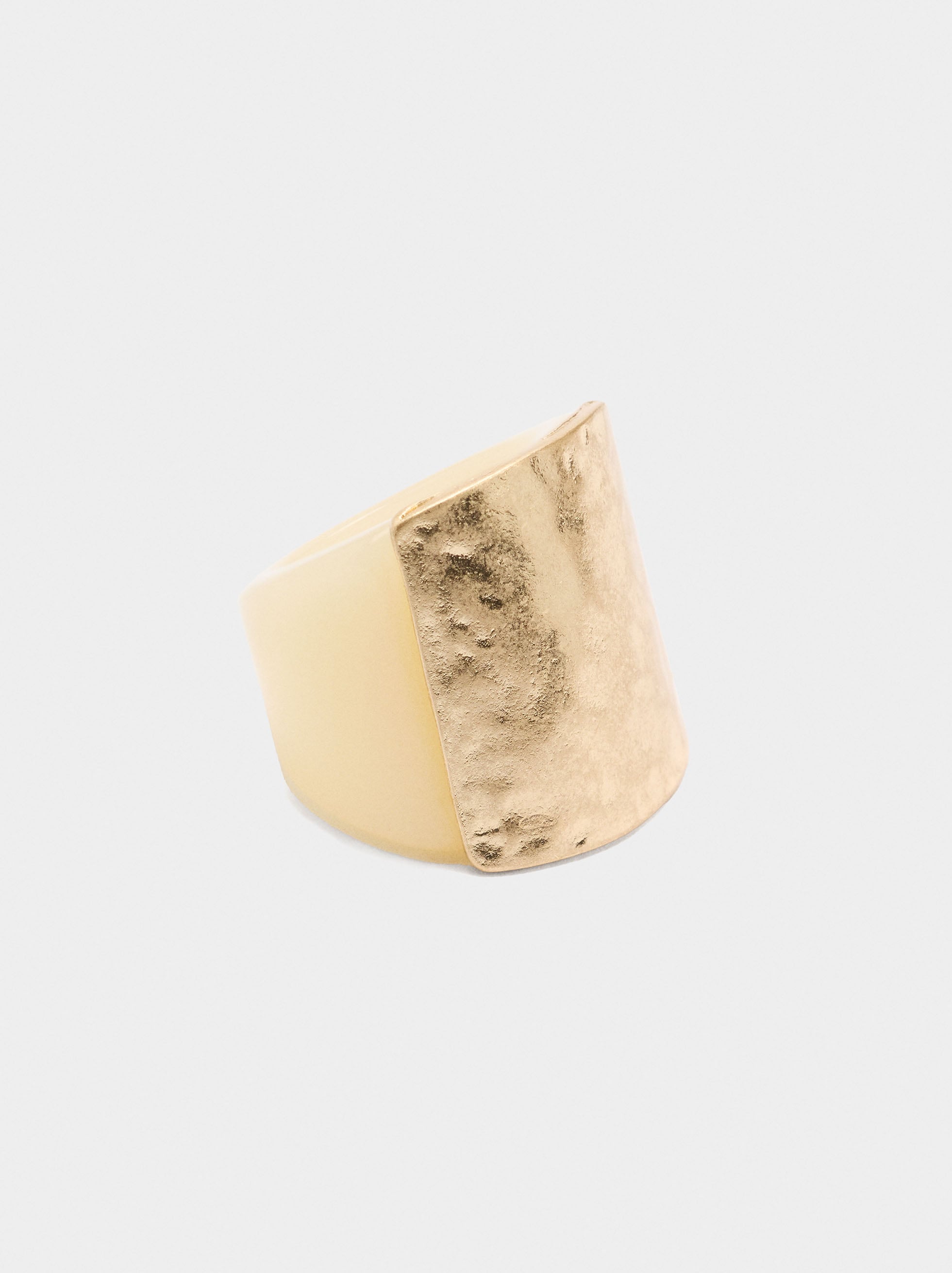 Anillo De Resina Con Detalle Metálico