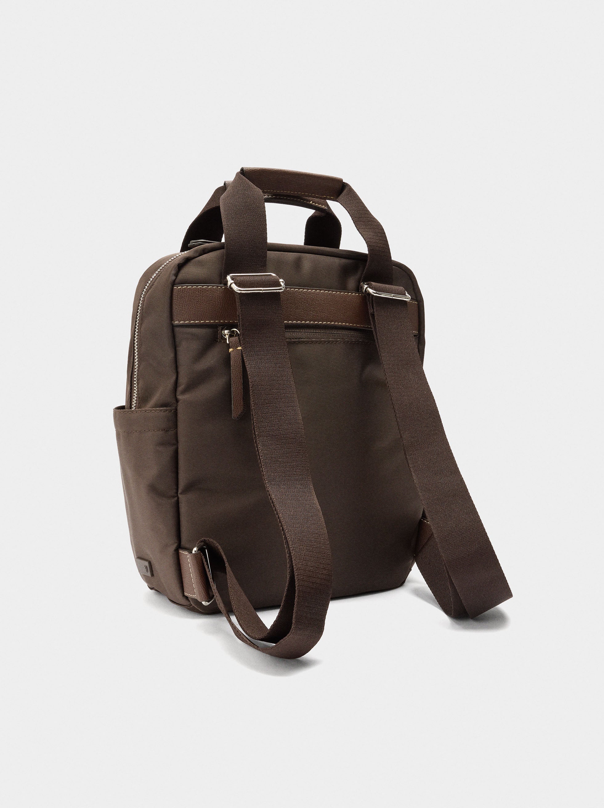 Mochila De Nylon Con Colgante