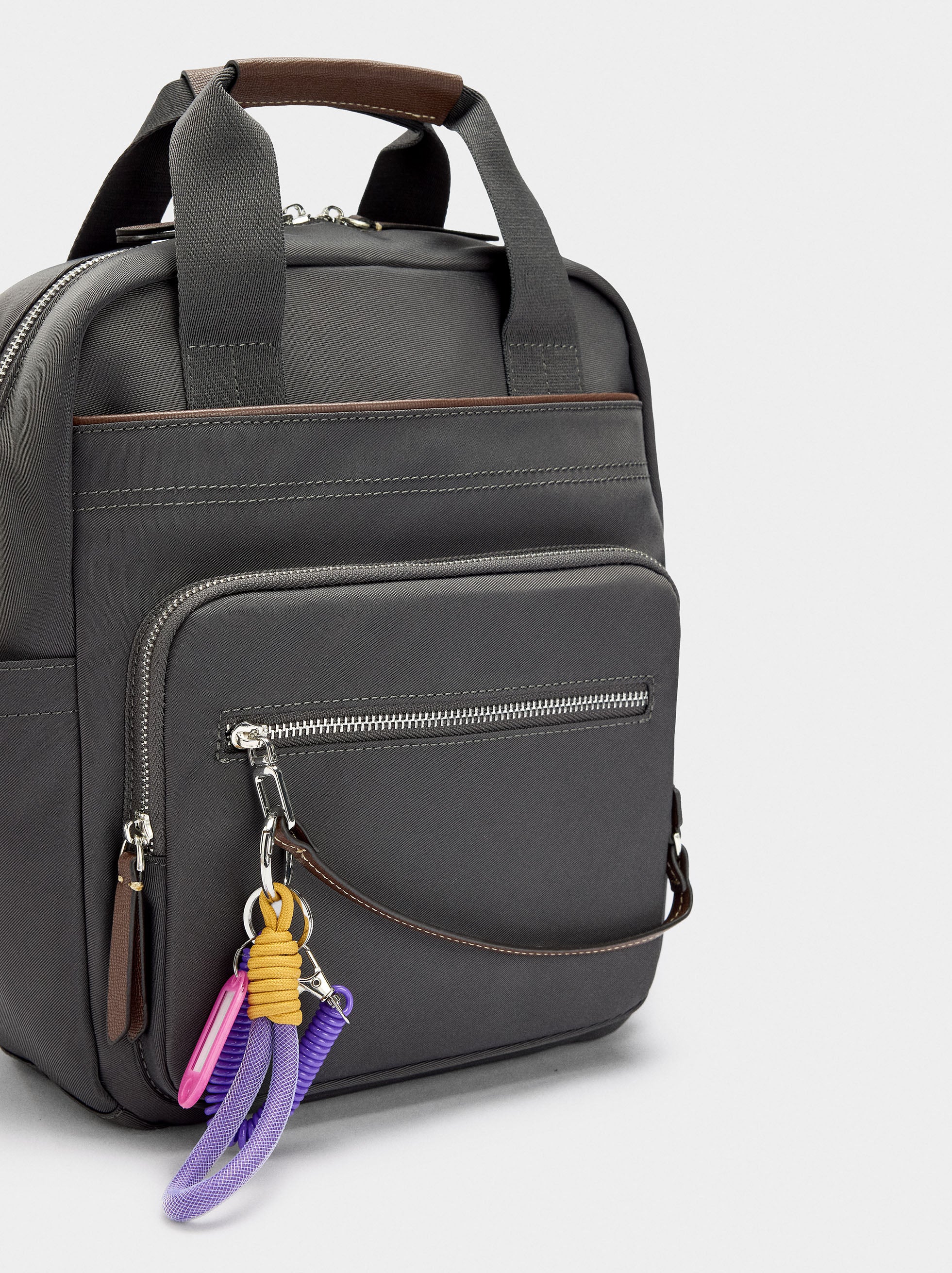 Mochila De Nylon Con Colgante