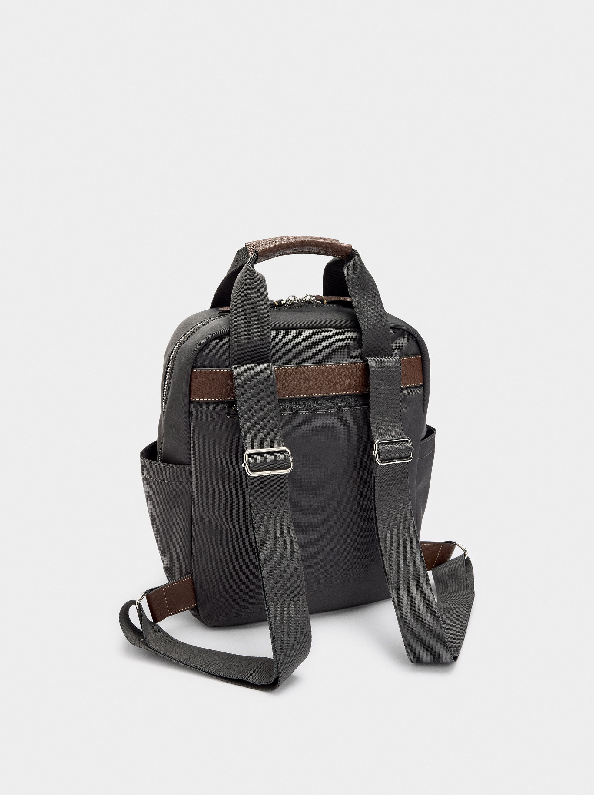 Mochila De Nylon Con Colgante